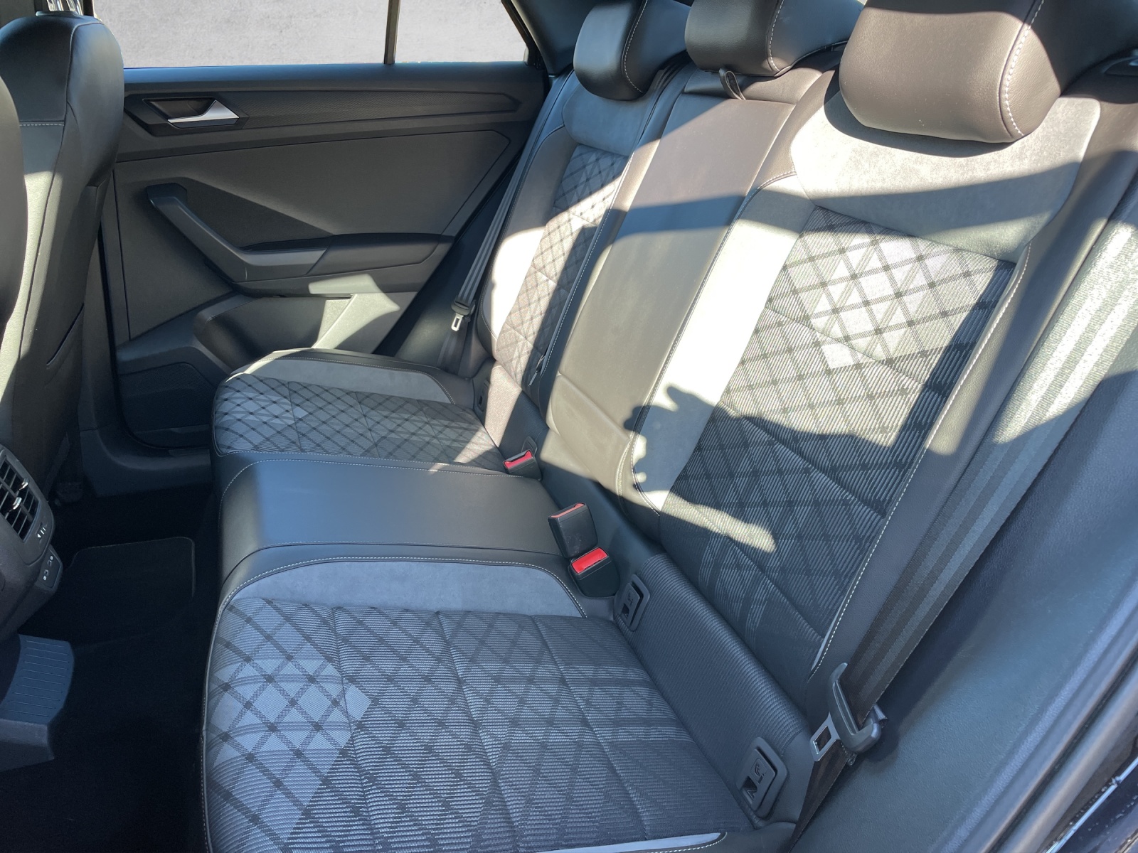 VW T-Roc 2.0 TSI R-Line DSG 4Motion-image-6