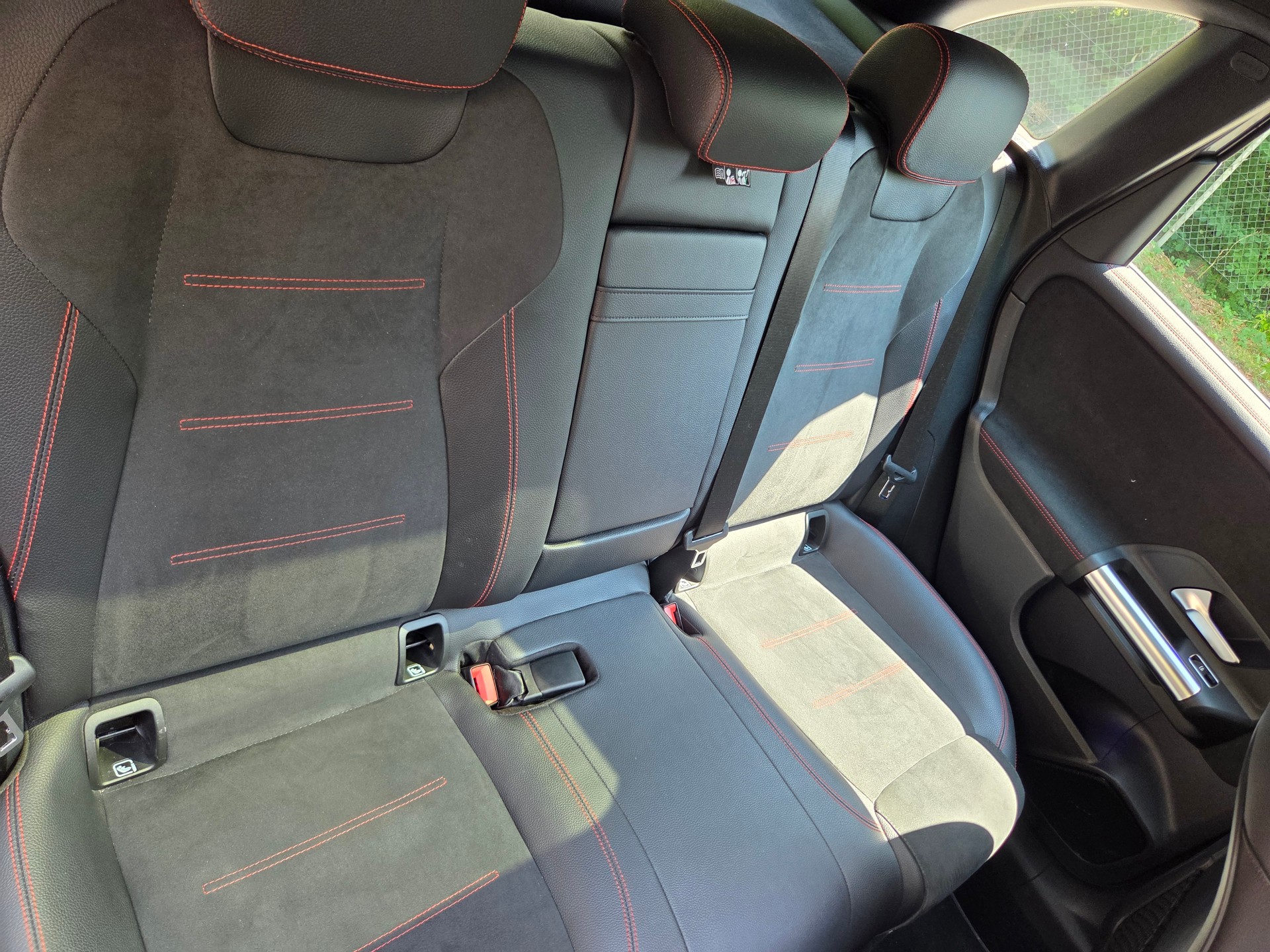 MERCEDES-BENZ B 200 AMG Line-image-4