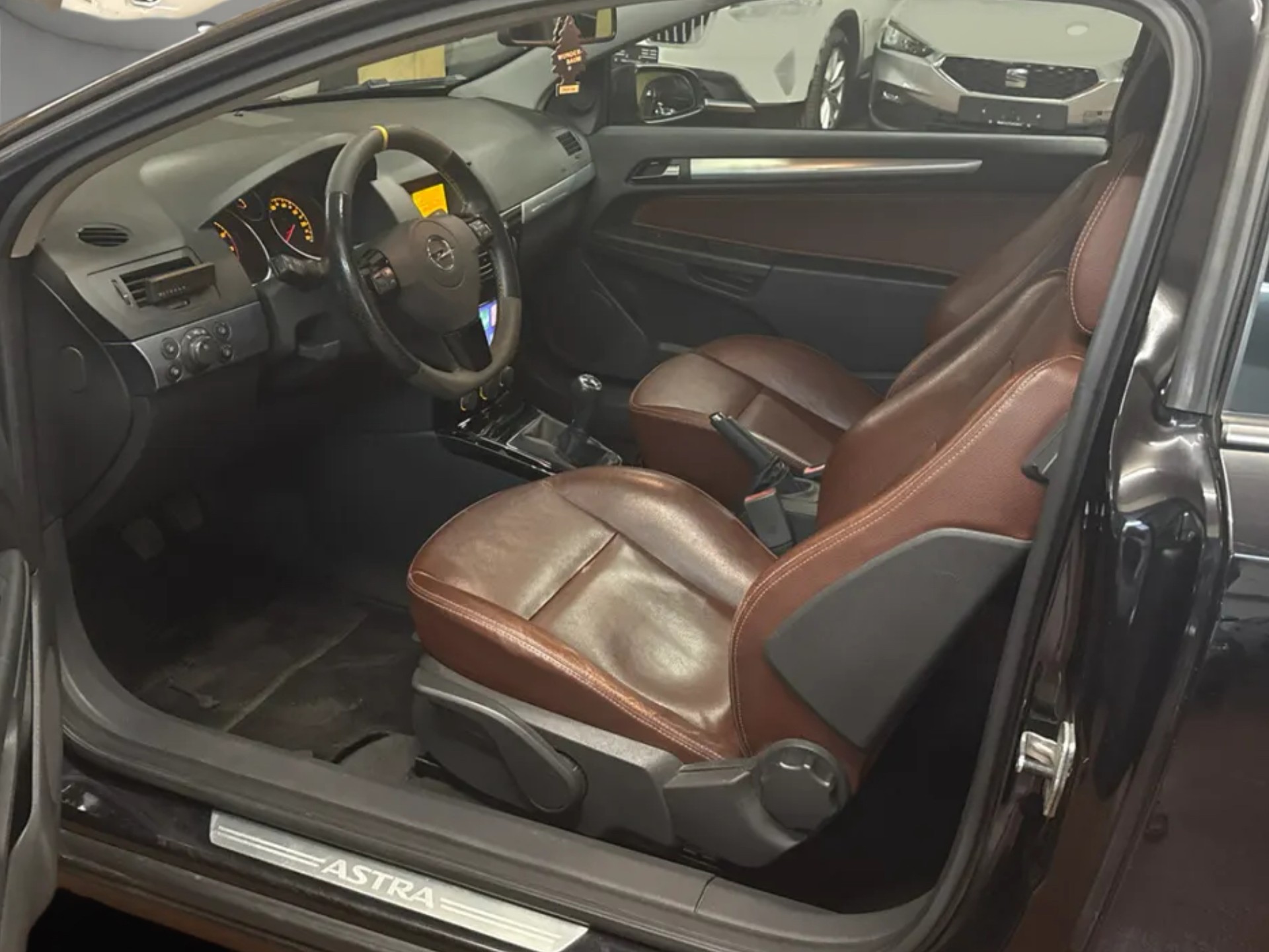 OPEL Astra GTC 1.6i 16V Turbo Sport-image-9