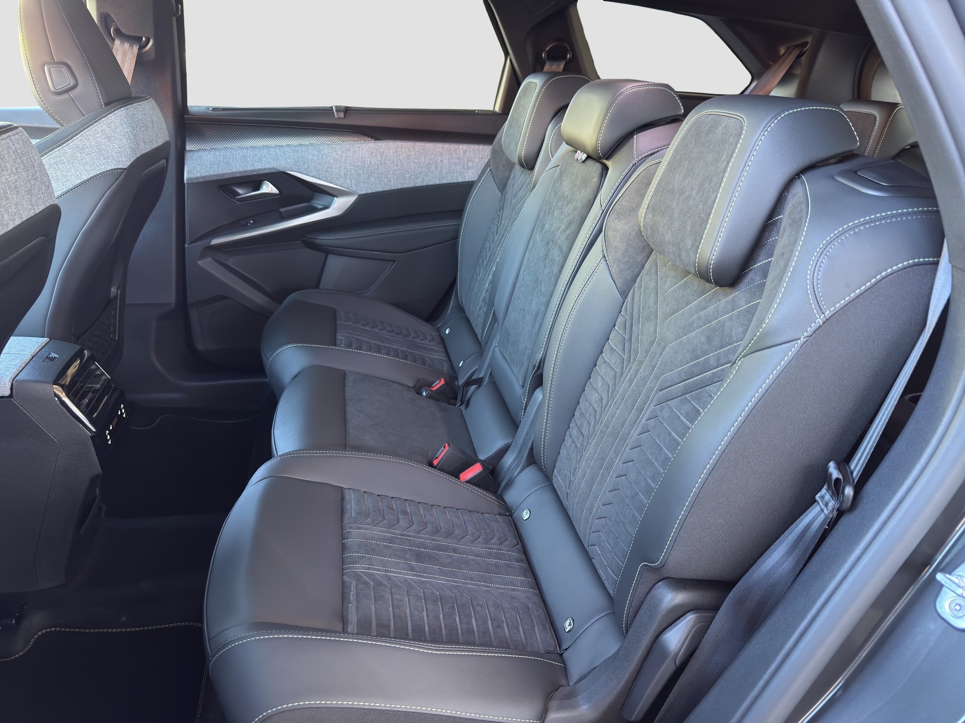 PEUGEOT 5008 1.2 Hybrid GT-image-11