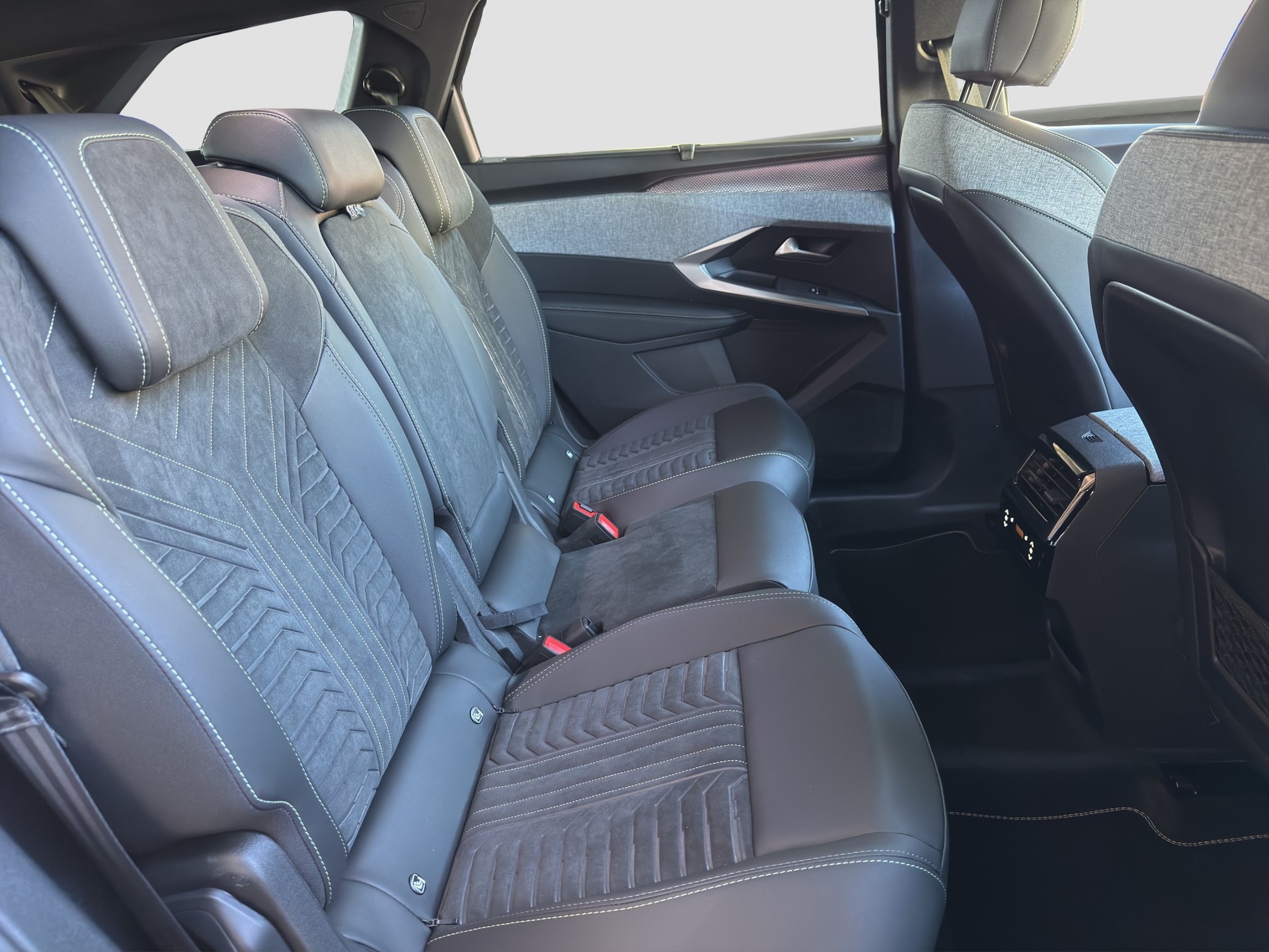PEUGEOT 5008 1.2 Hybrid GT-image-10
