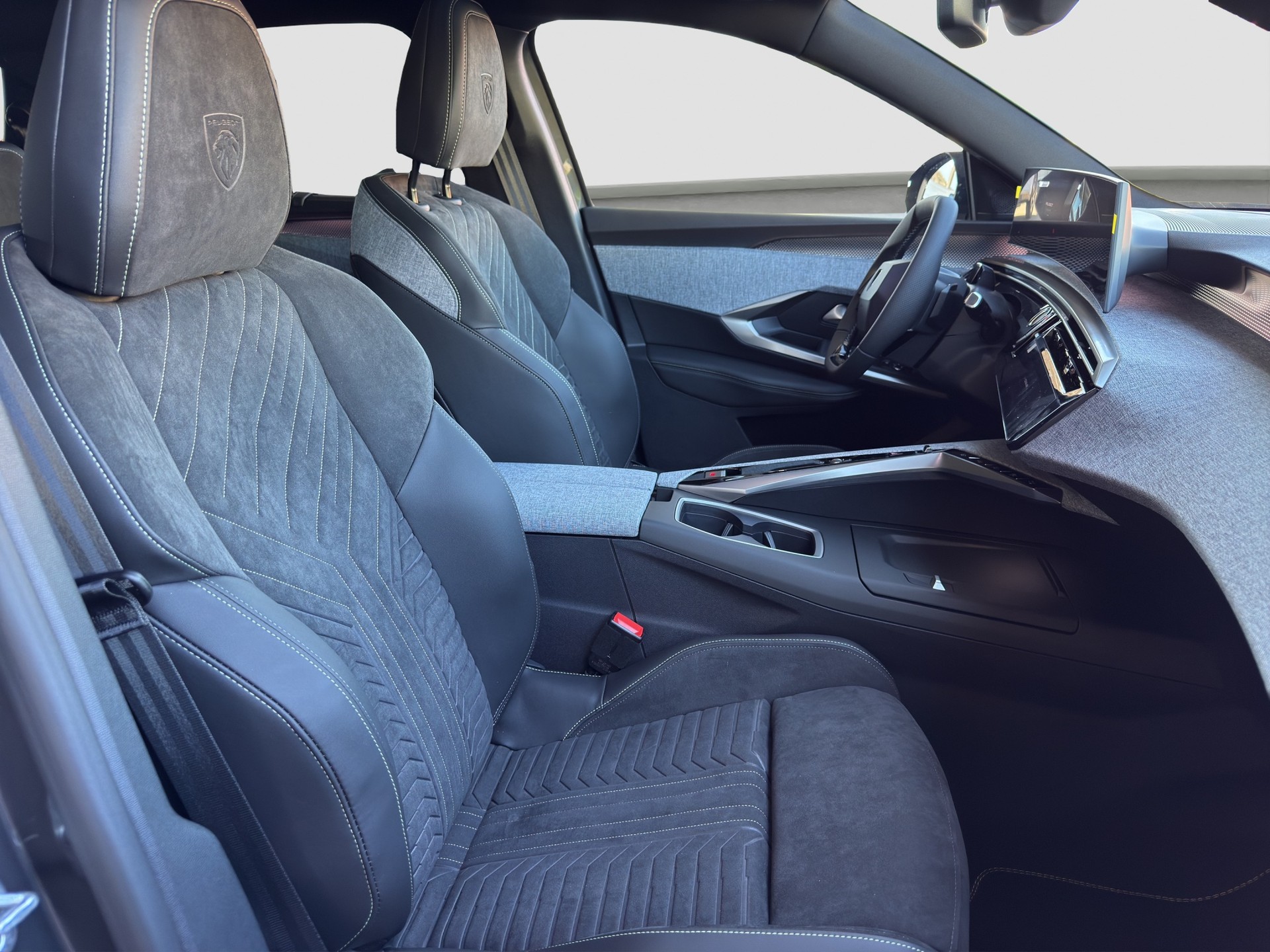 PEUGEOT 5008 1.2 Hybrid GT-image-9