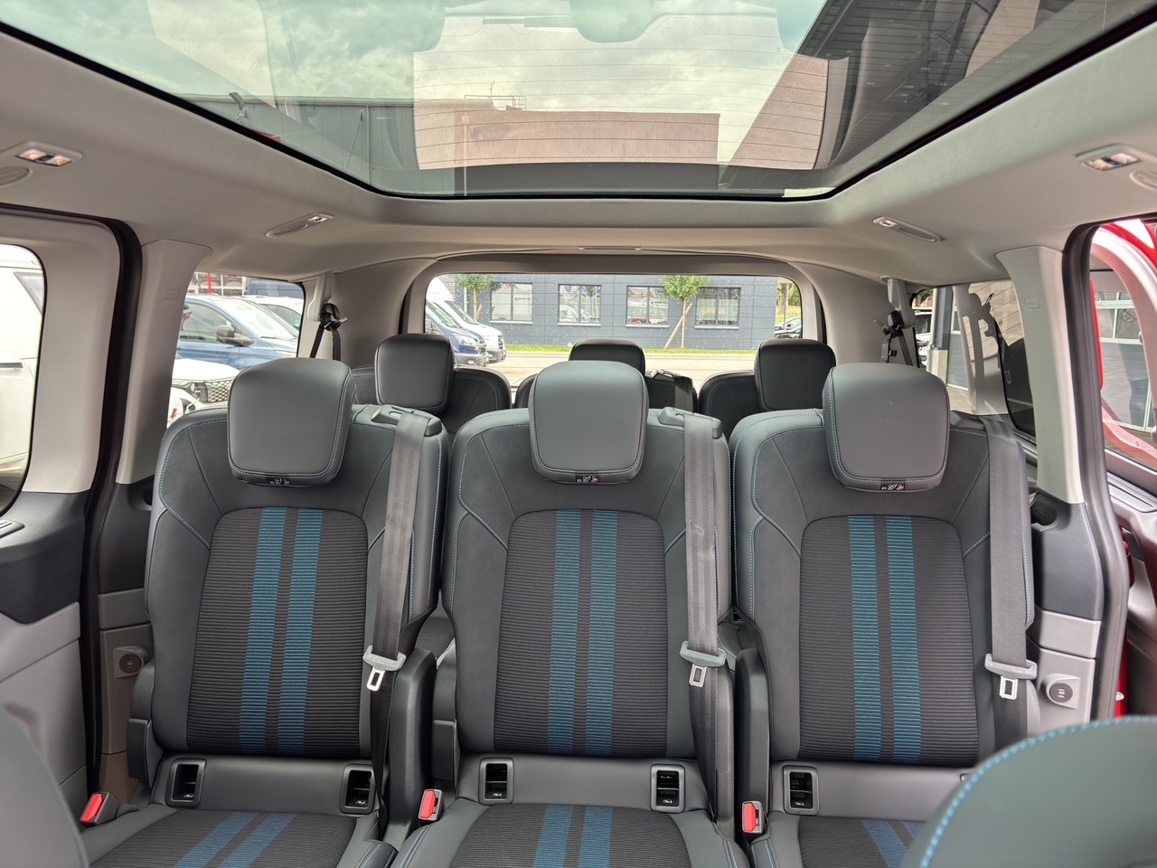 FORD Tourneo C Bus 320 L1 2.0 EcoBlue 170 Sport-image-11