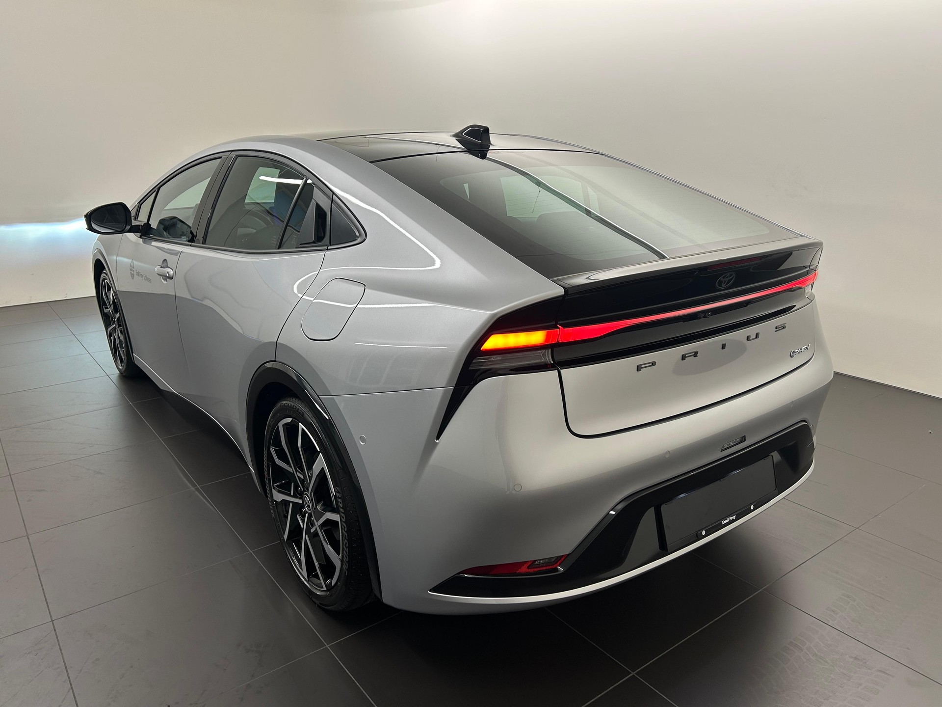 TOYOTA Prius 2.0 Plug-In-Hybrid Premium-showroom-element-3