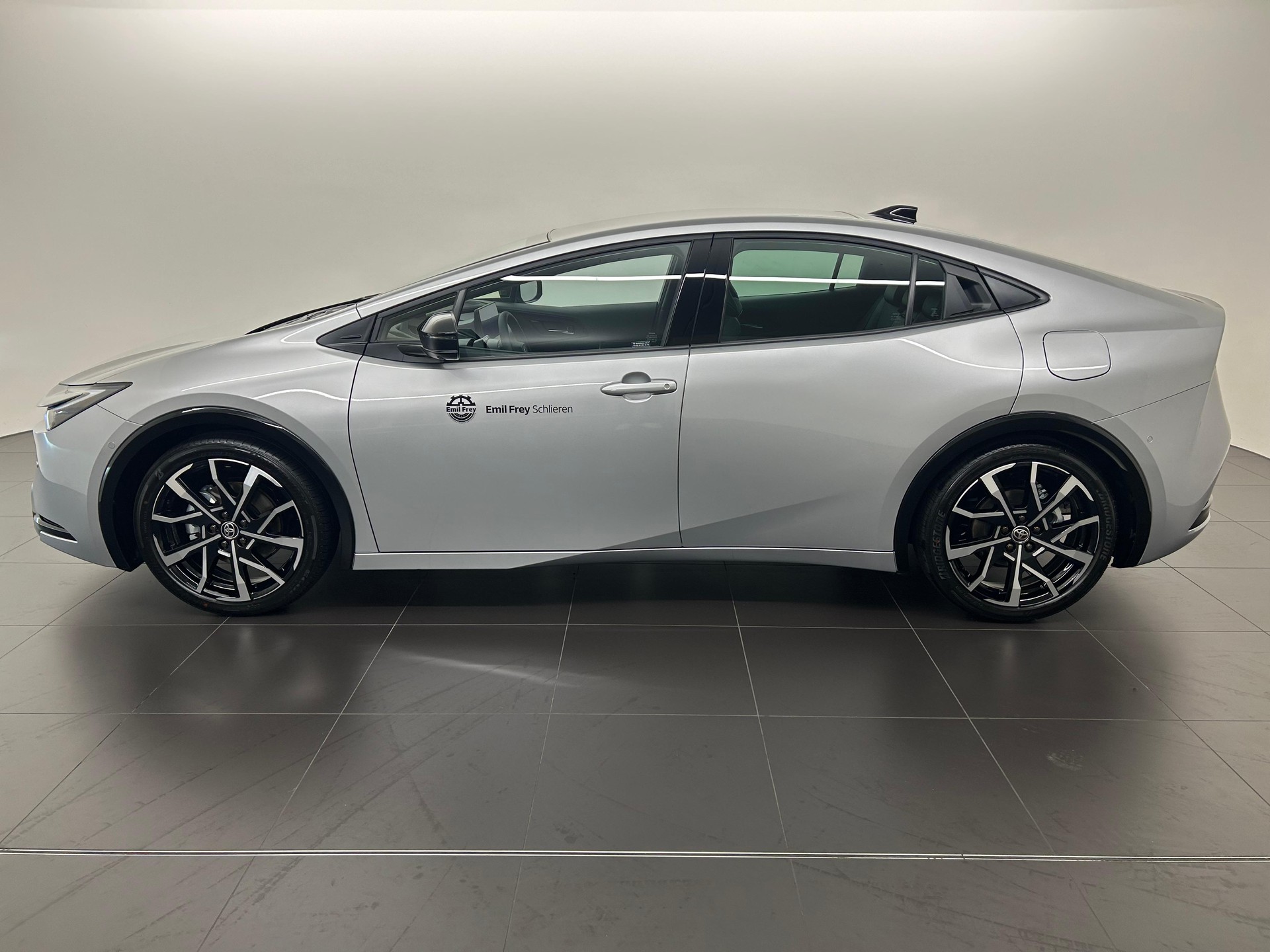TOYOTA Prius 2.0 Plug-In-Hybrid Premium-showroom-element-2