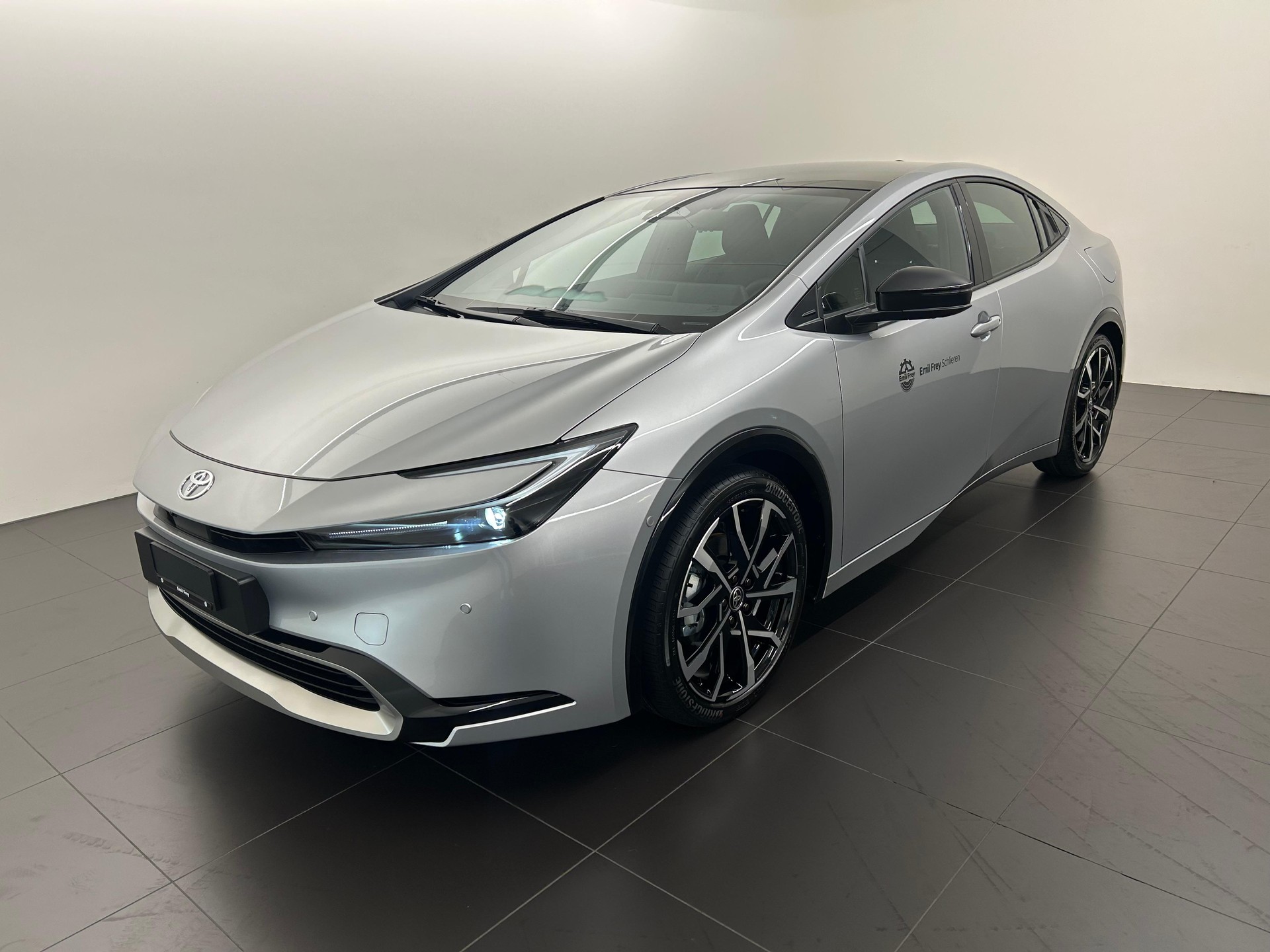 TOYOTA Prius 2.0 Plug-In-Hybrid Premium-showroom-element-1