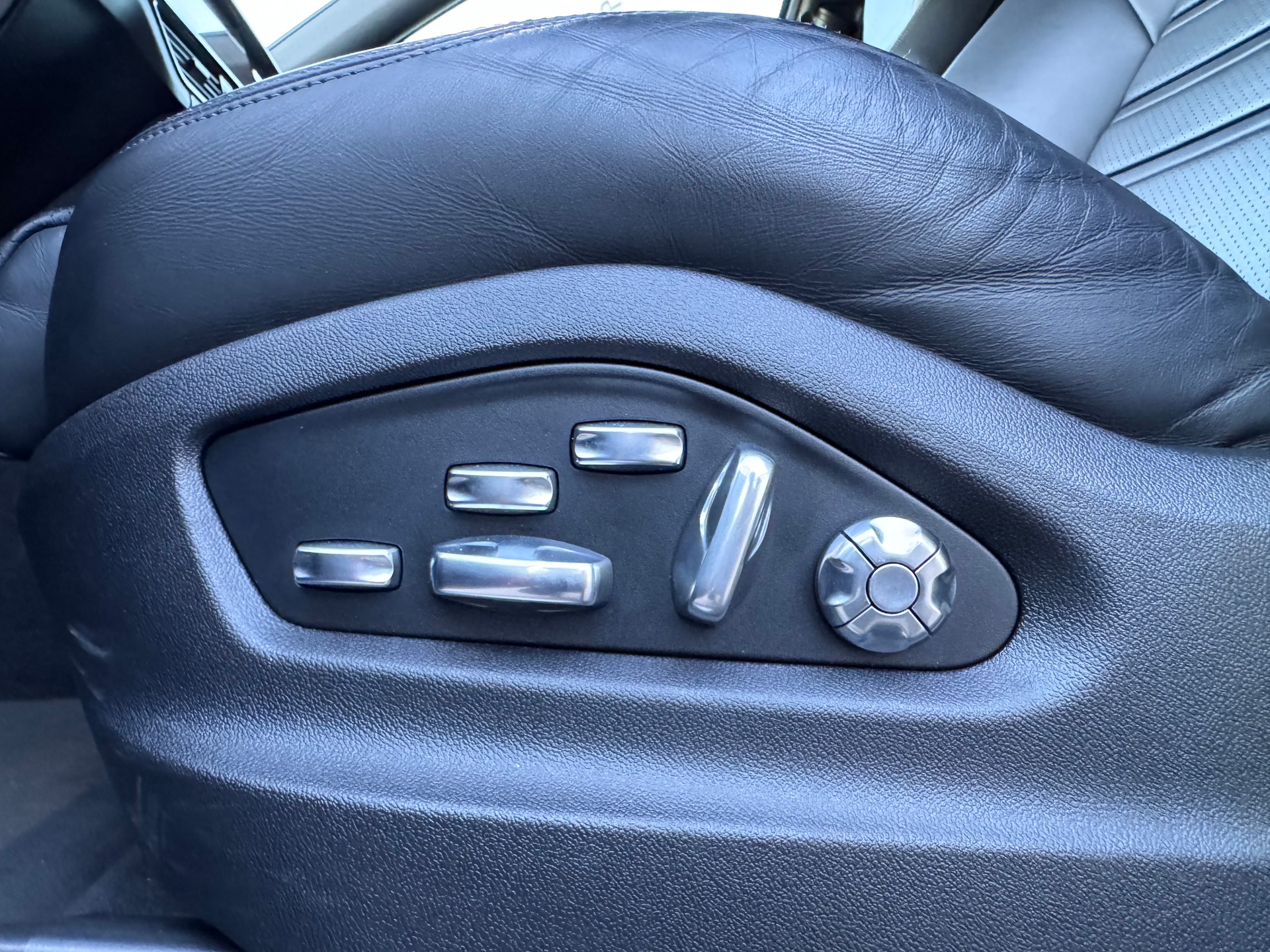PORSCHE Cayenne Coupé E-Hybrid-image-13