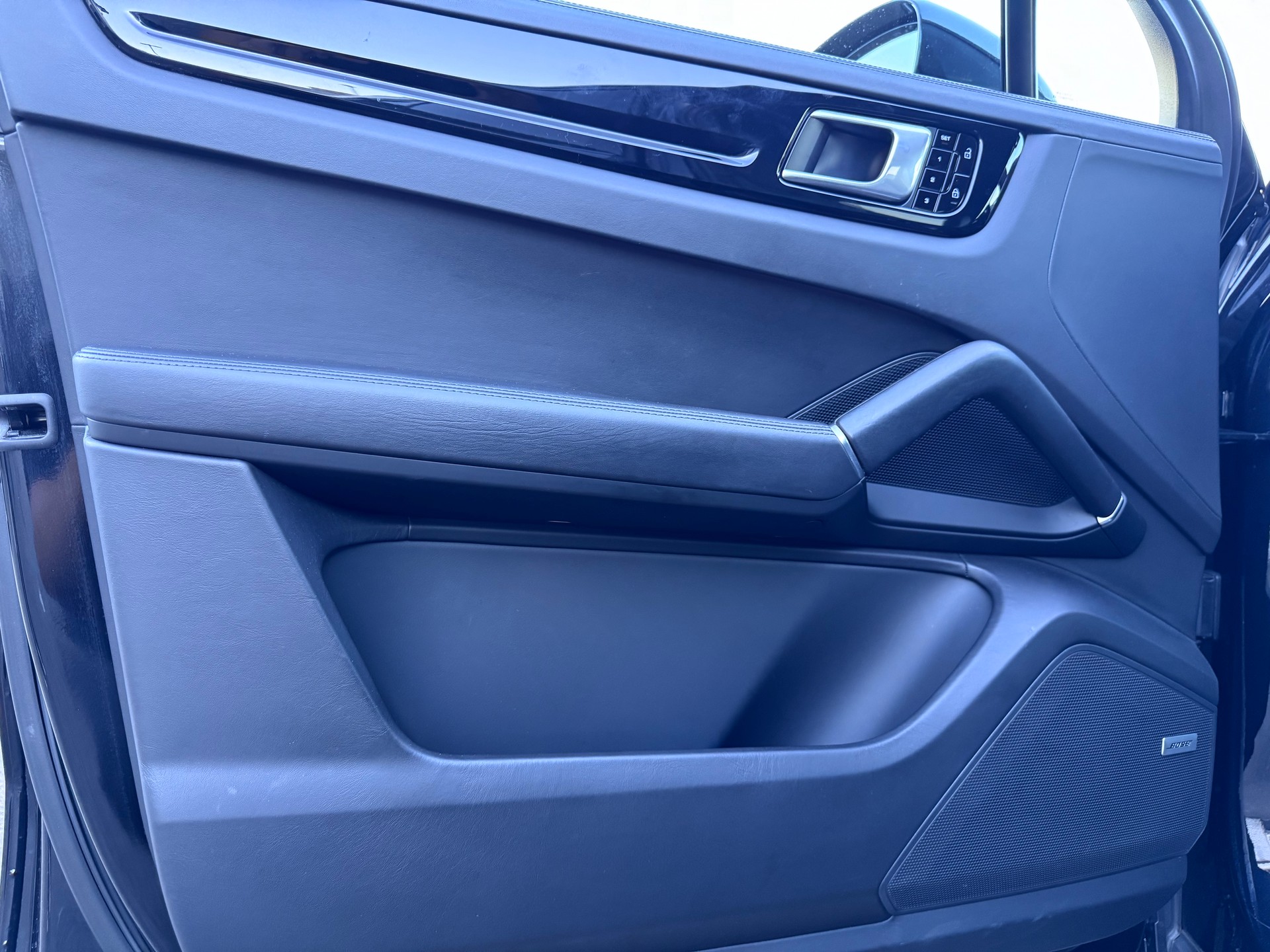 PORSCHE Cayenne Coupé E-Hybrid-image-12