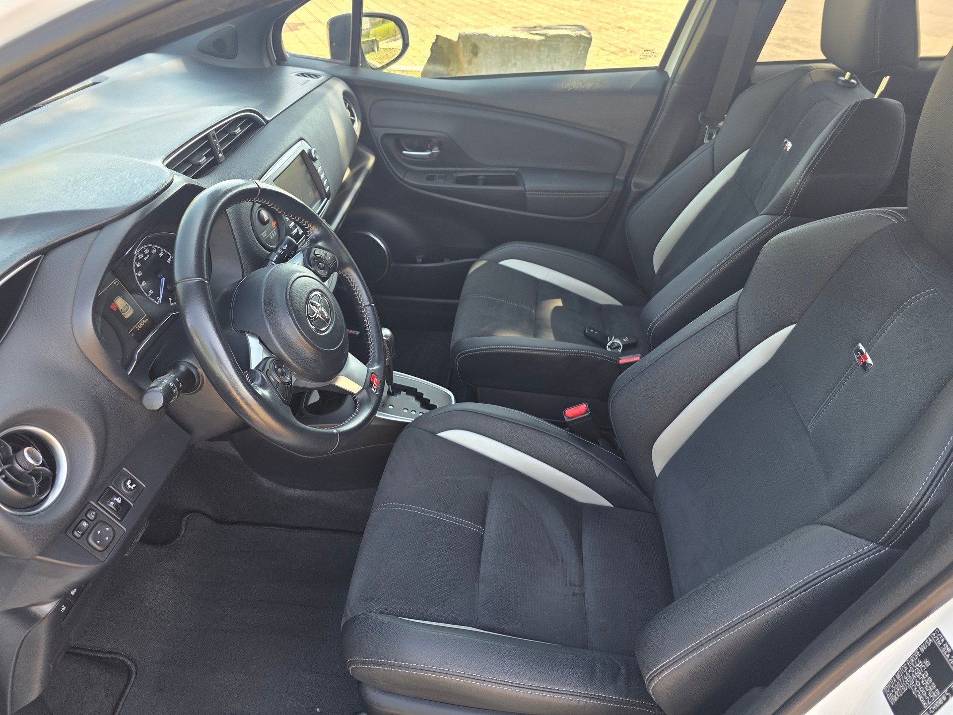 TOYOTA Yaris 1.5 VVT-i Hybrid GR-S e-CVT-image-11