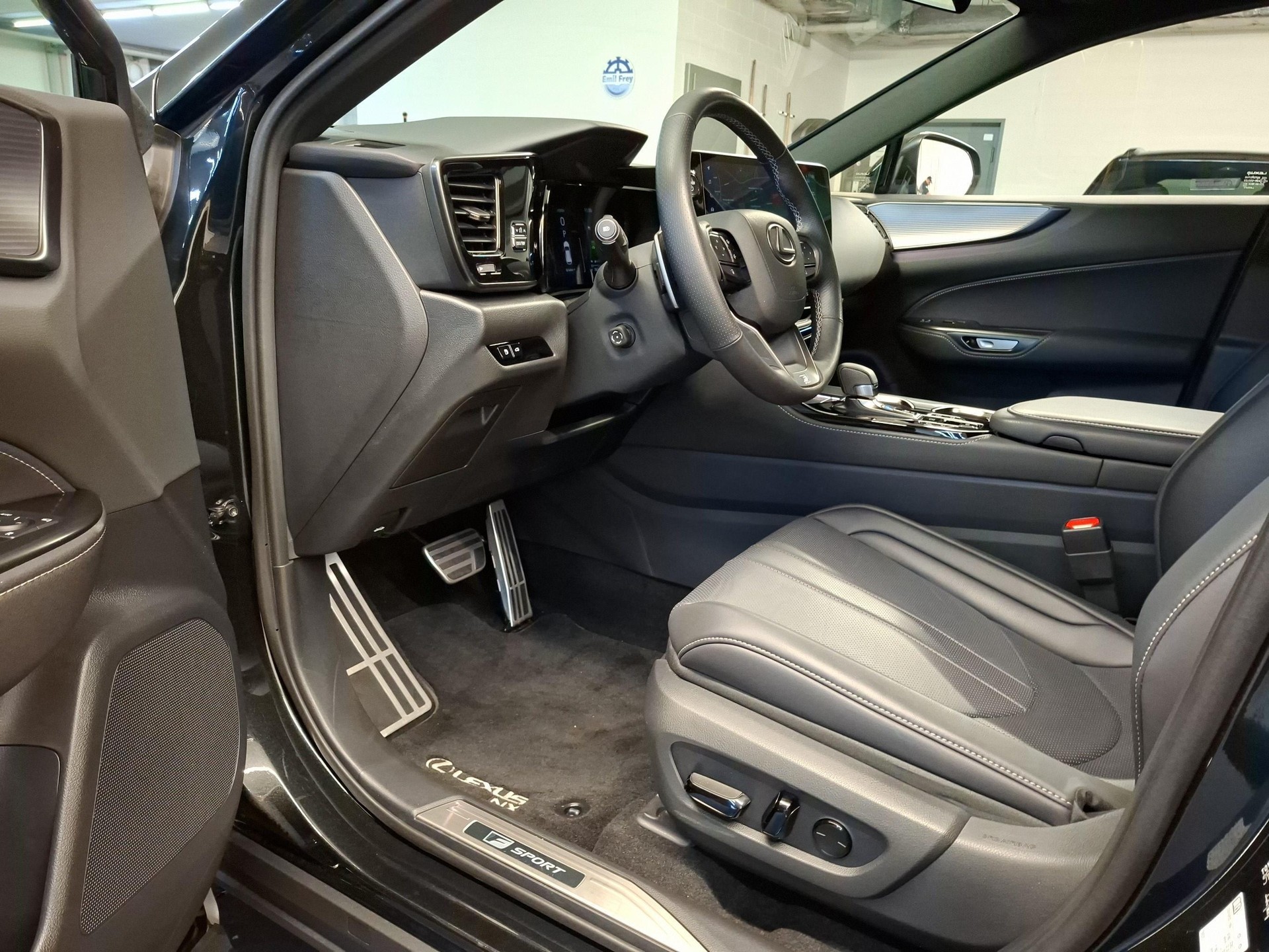 LEXUS NX 450h+ F-Sport-image-18