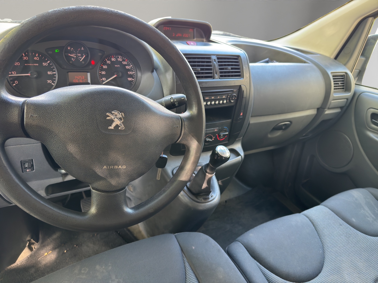 PEUGEOT Expert 1.6 HDi 227 L1H1-image-9