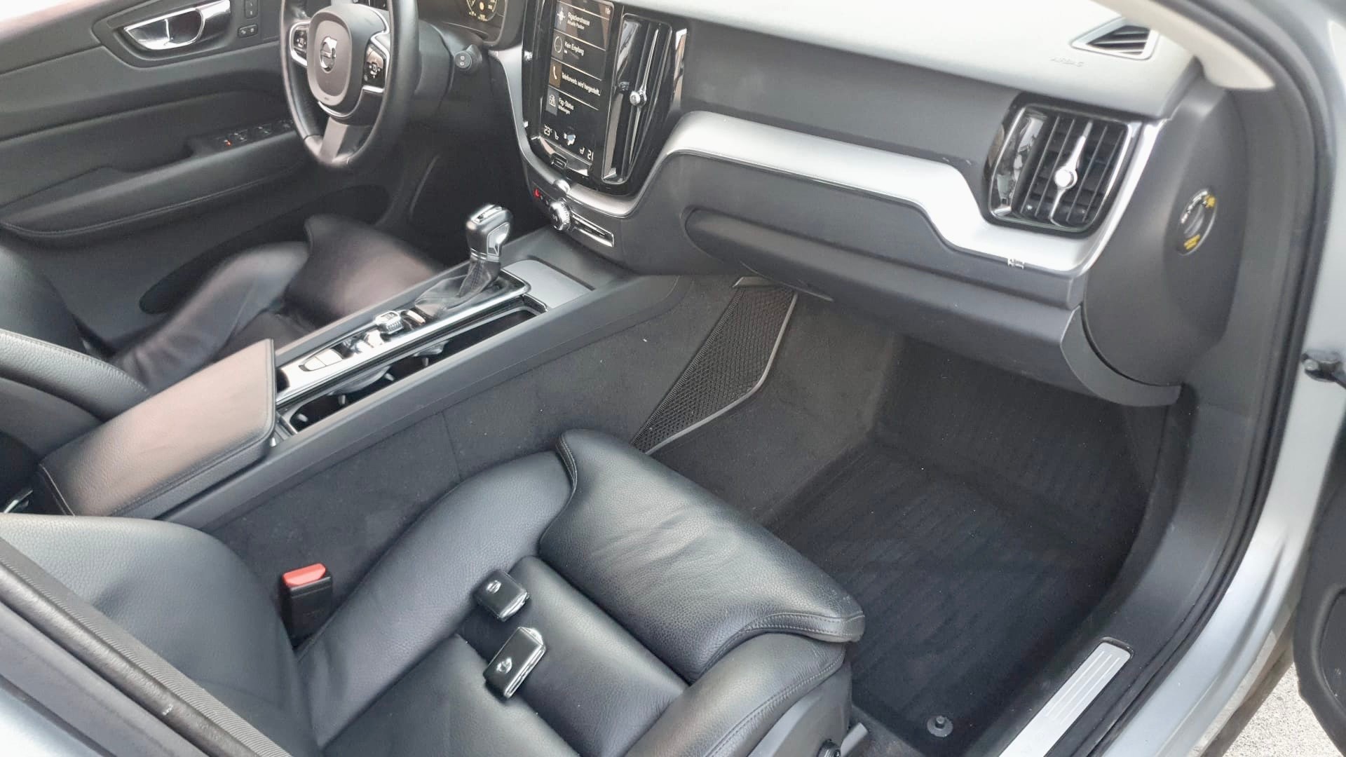 VOLVO XC60 T5 AWD Momentum Geartronic-image-10