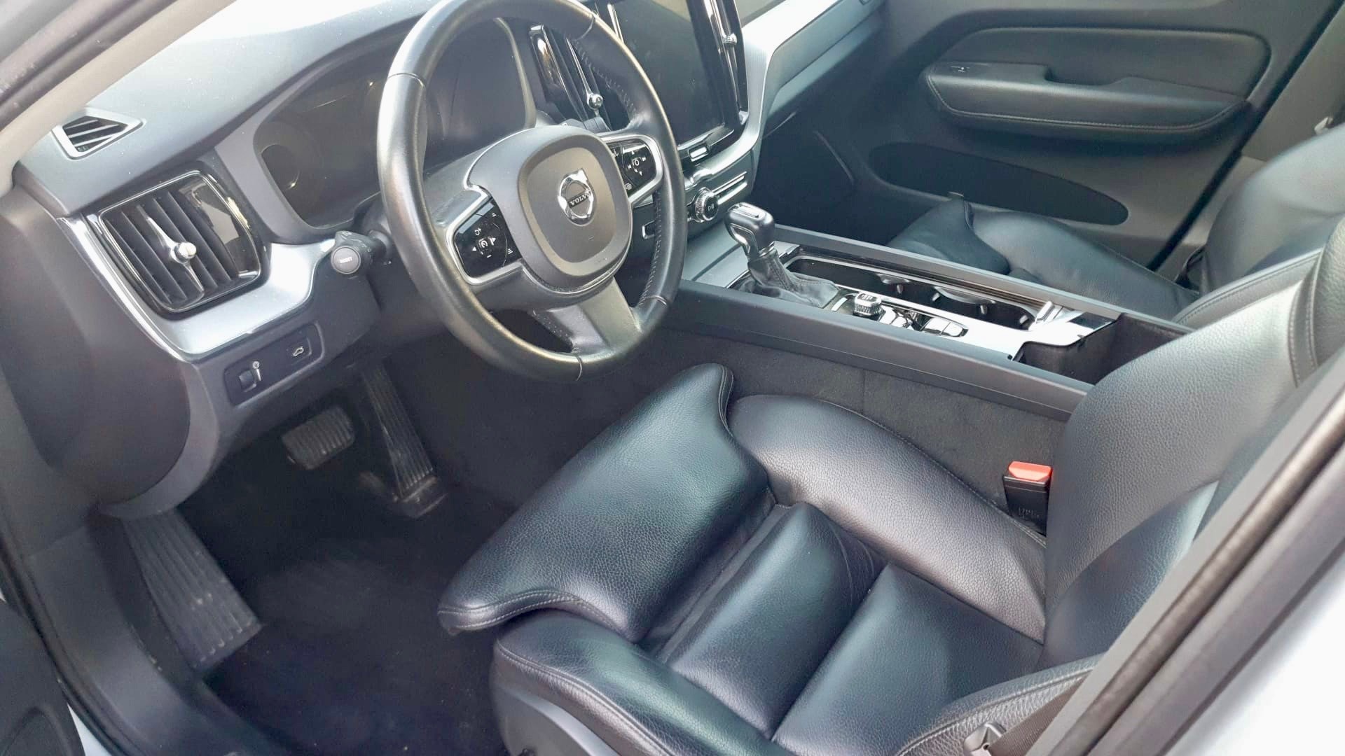 VOLVO XC60 T5 AWD Momentum Geartronic-image-9