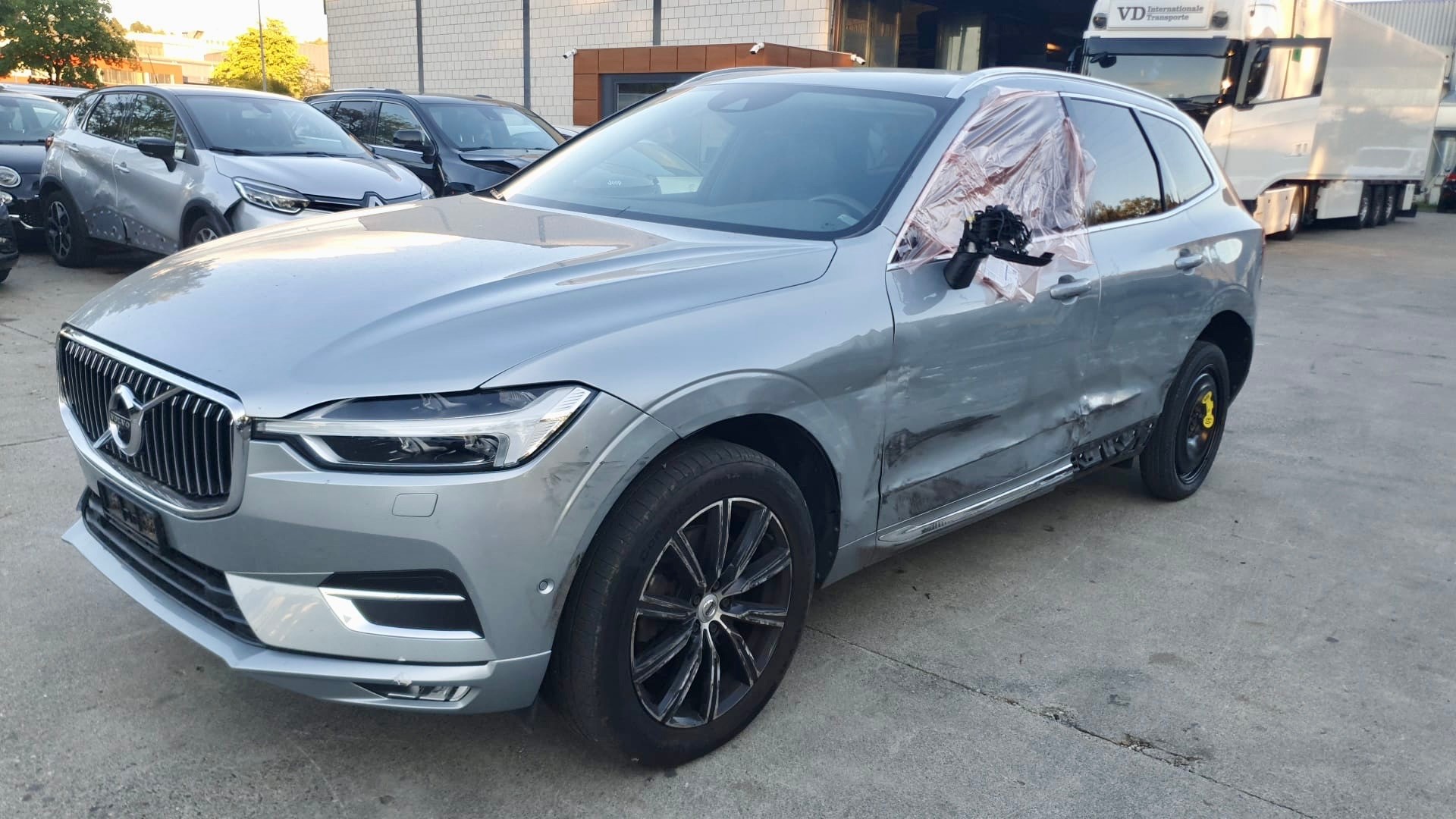 VOLVO XC60 T5 AWD Momentum Geartronic-image-0