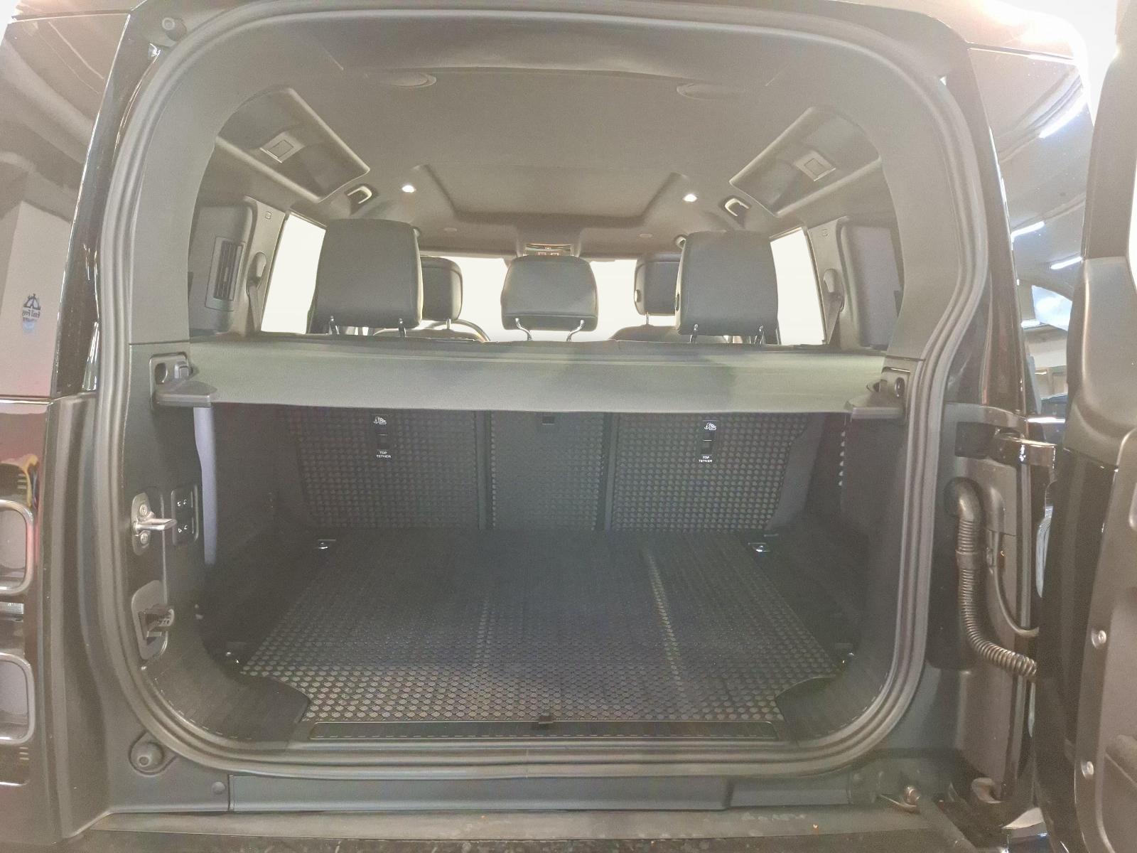 LAND ROVER Defender 110 3.0 D I6 300 X-image-11