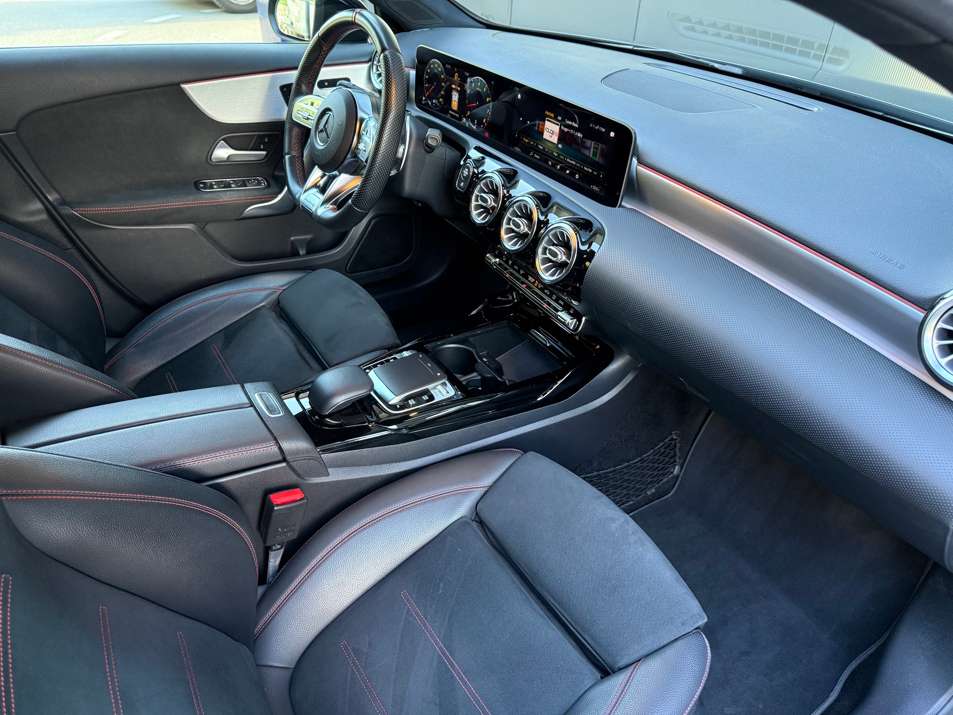 MERCEDES-BENZ A 35 AMG 4Matic Speedshift-image-12