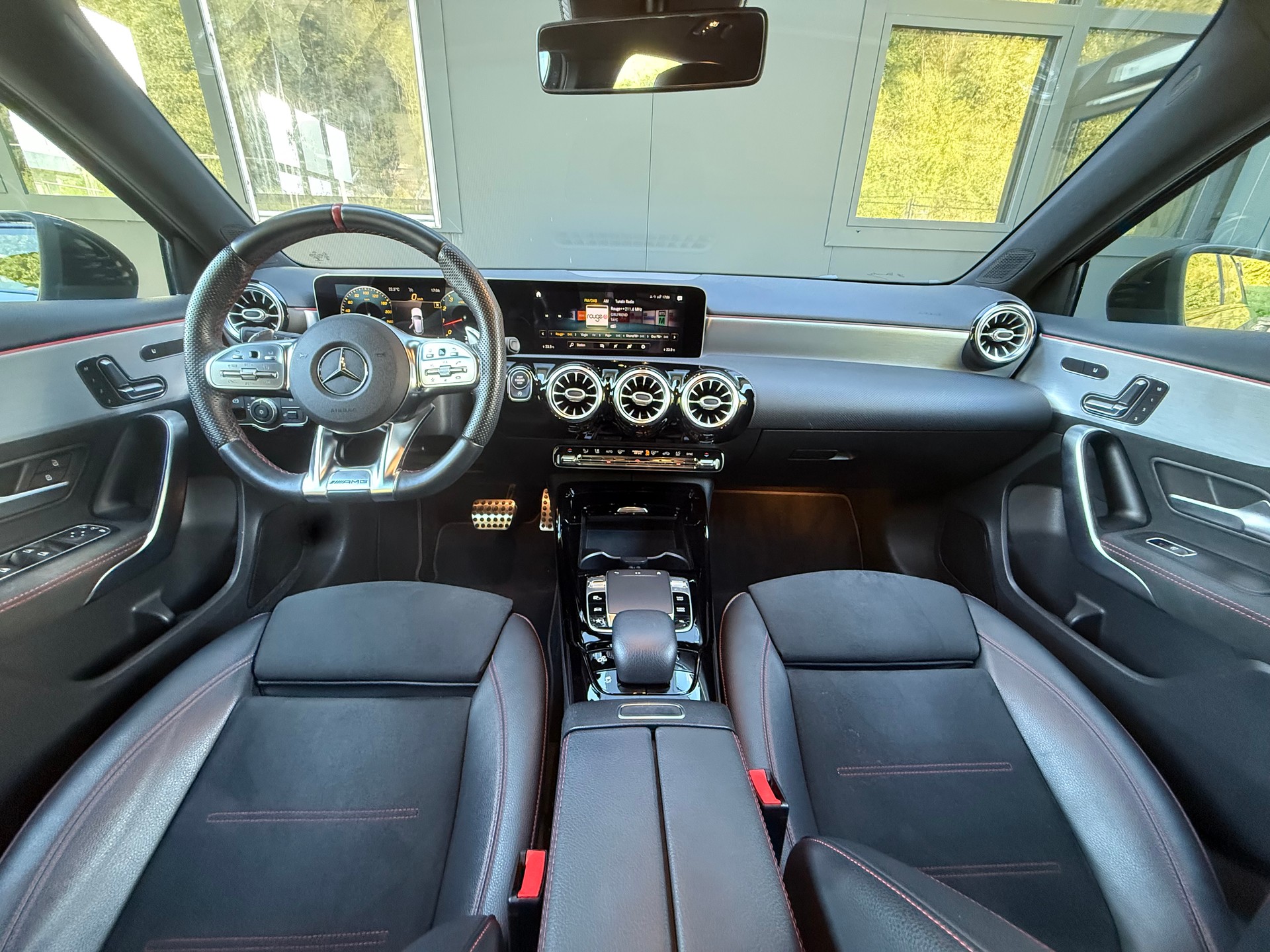 MERCEDES-BENZ A 35 AMG 4Matic Speedshift-image-11