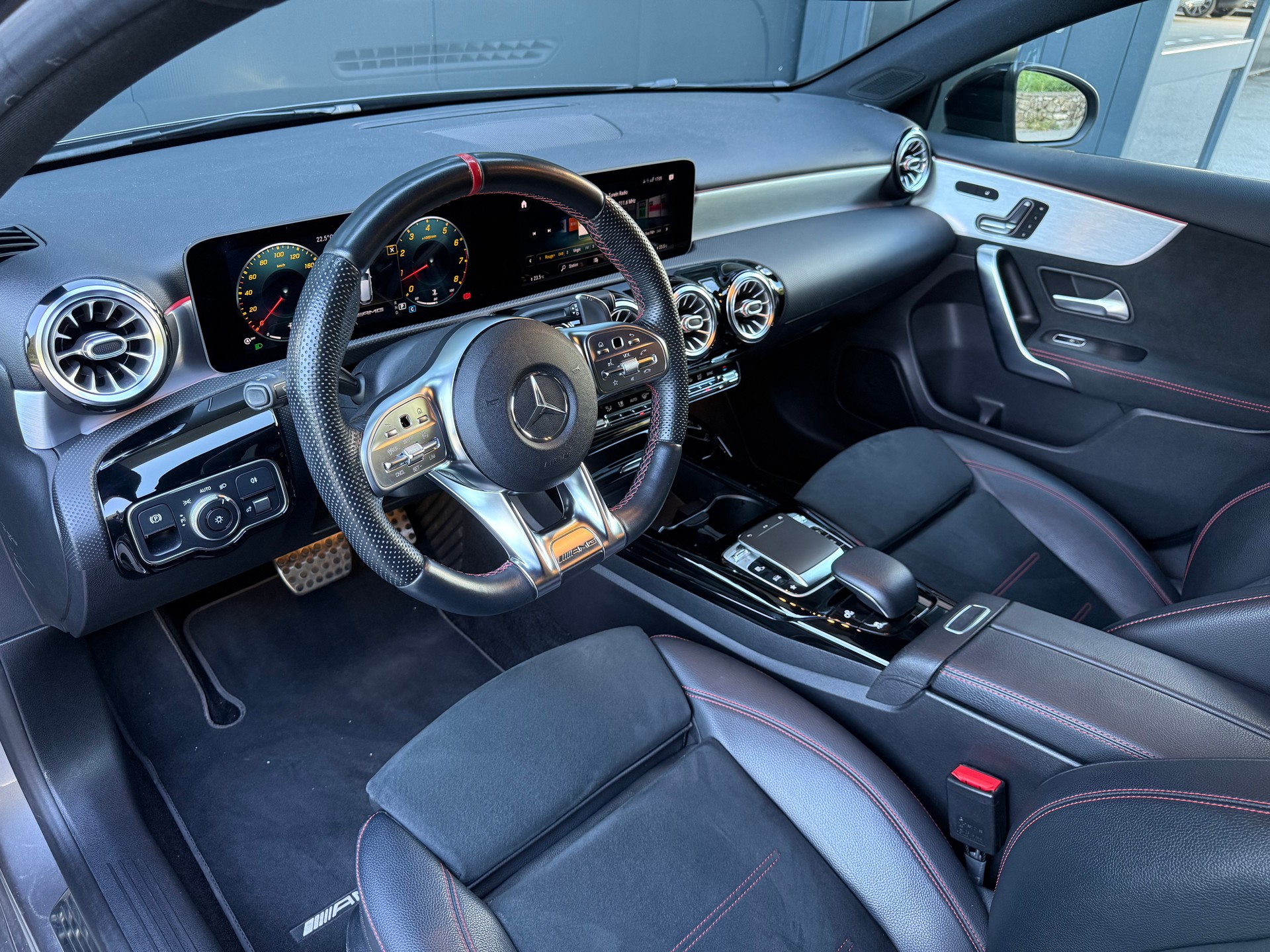 MERCEDES-BENZ A 35 AMG 4Matic Speedshift-image-6