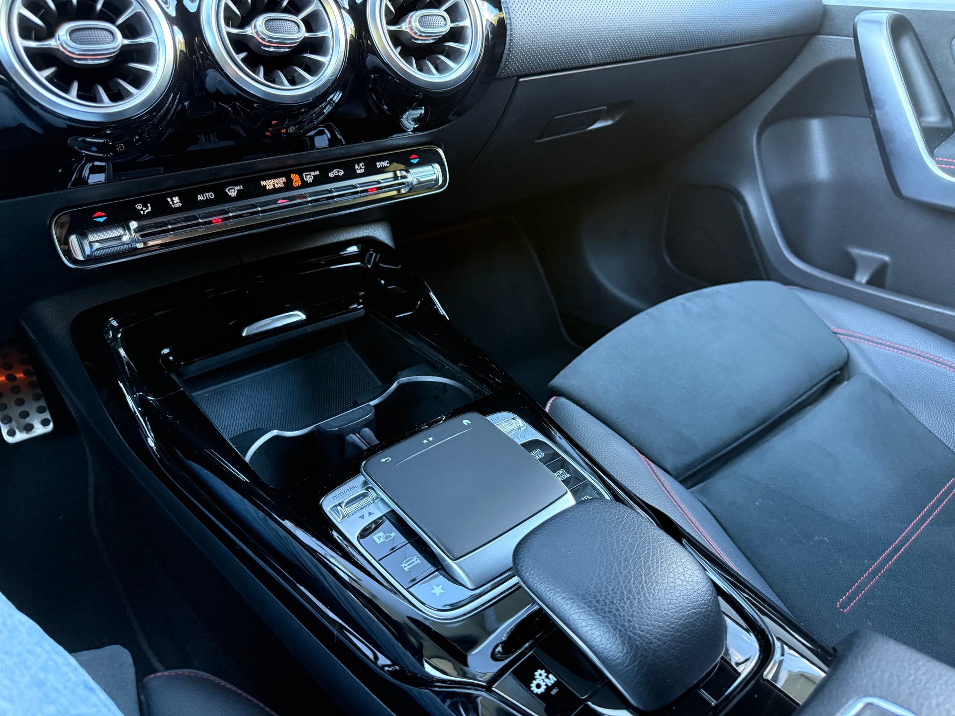 MERCEDES-BENZ A 35 AMG 4Matic Speedshift-image-14