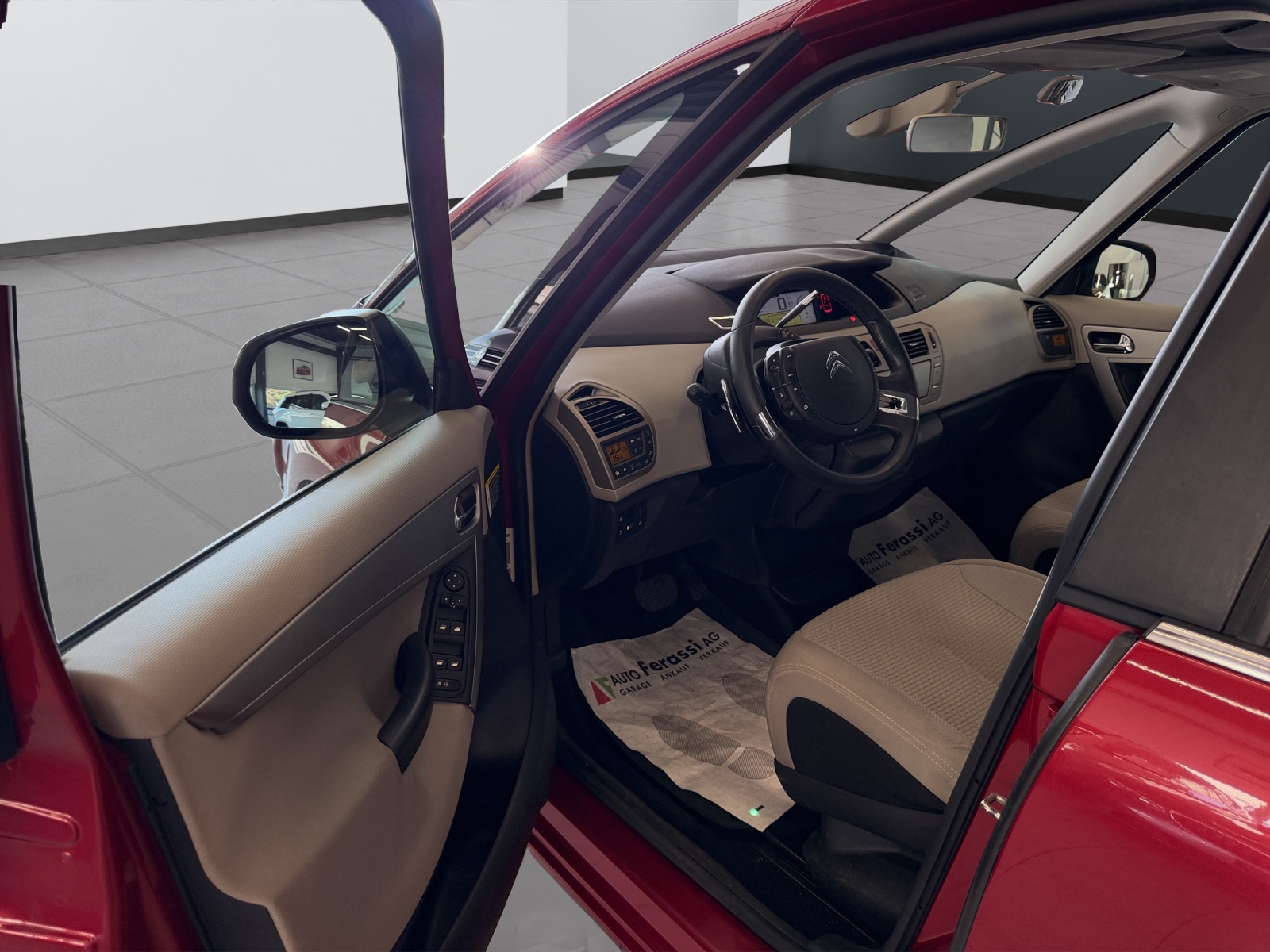 CITROEN Grand C4 Picasso 1.6 HDI 16V Séduction EGS6-image-24