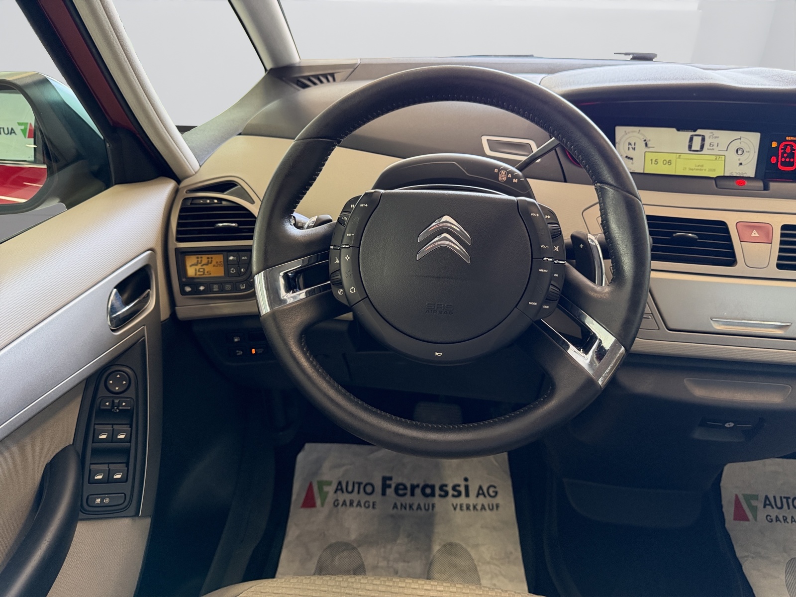CITROEN Grand C4 Picasso 1.6 HDI 16V Séduction EGS6-image-15