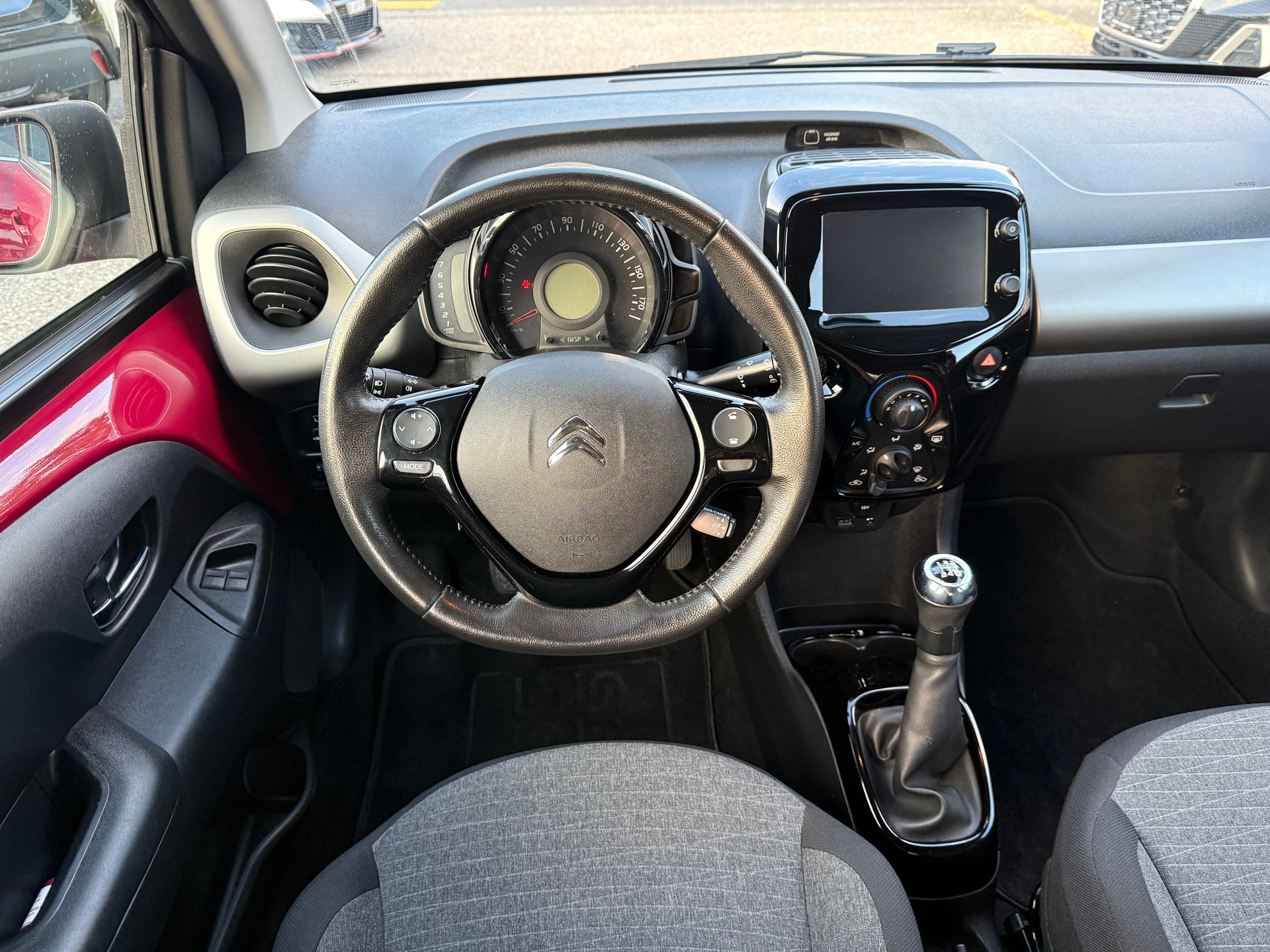 CITROEN C1 1.2 VTi Shine Airscape-image-12