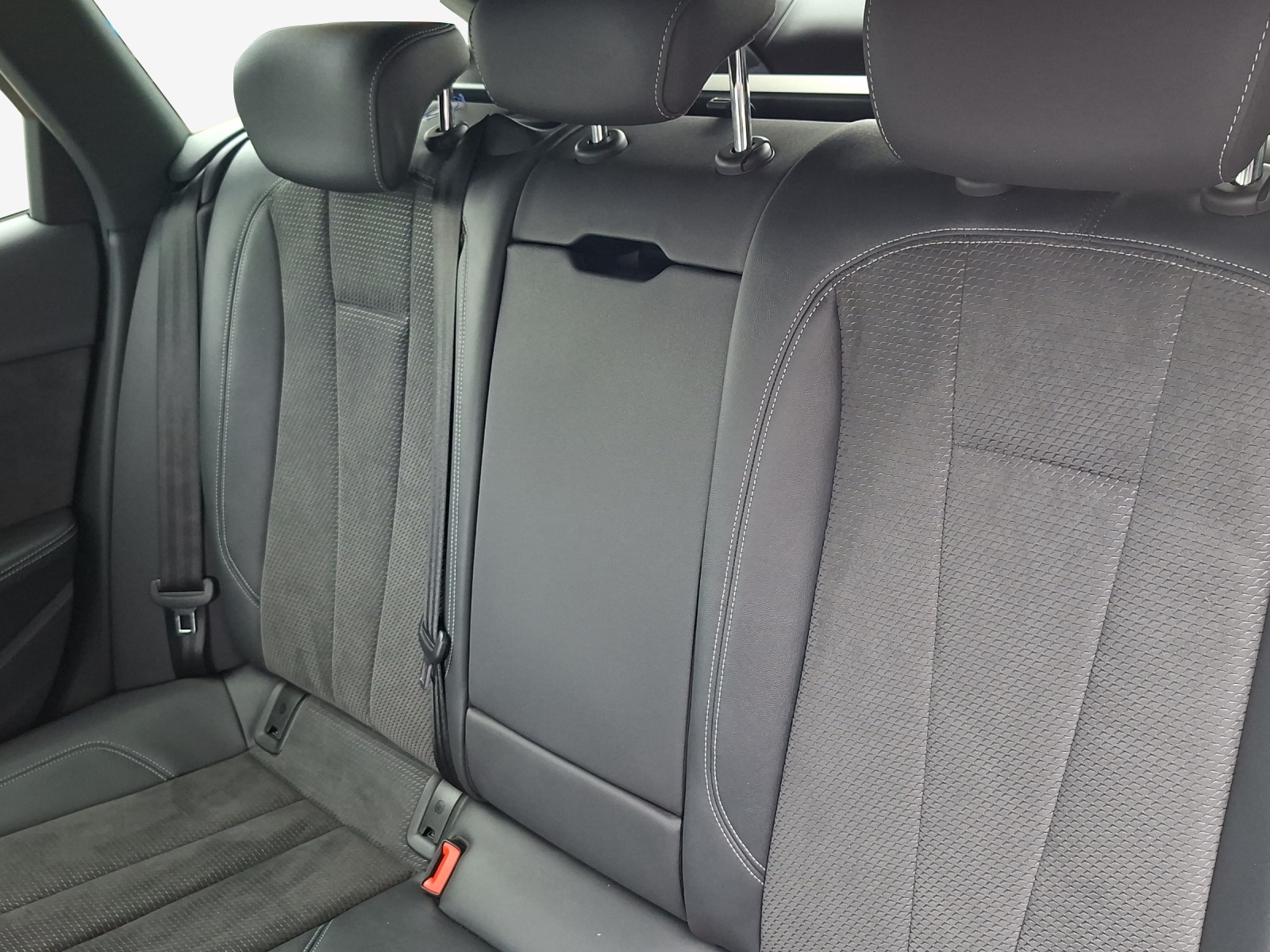 AUDI A4 Avant 40 TDI S line Attraction quattro S-tronic-image-11