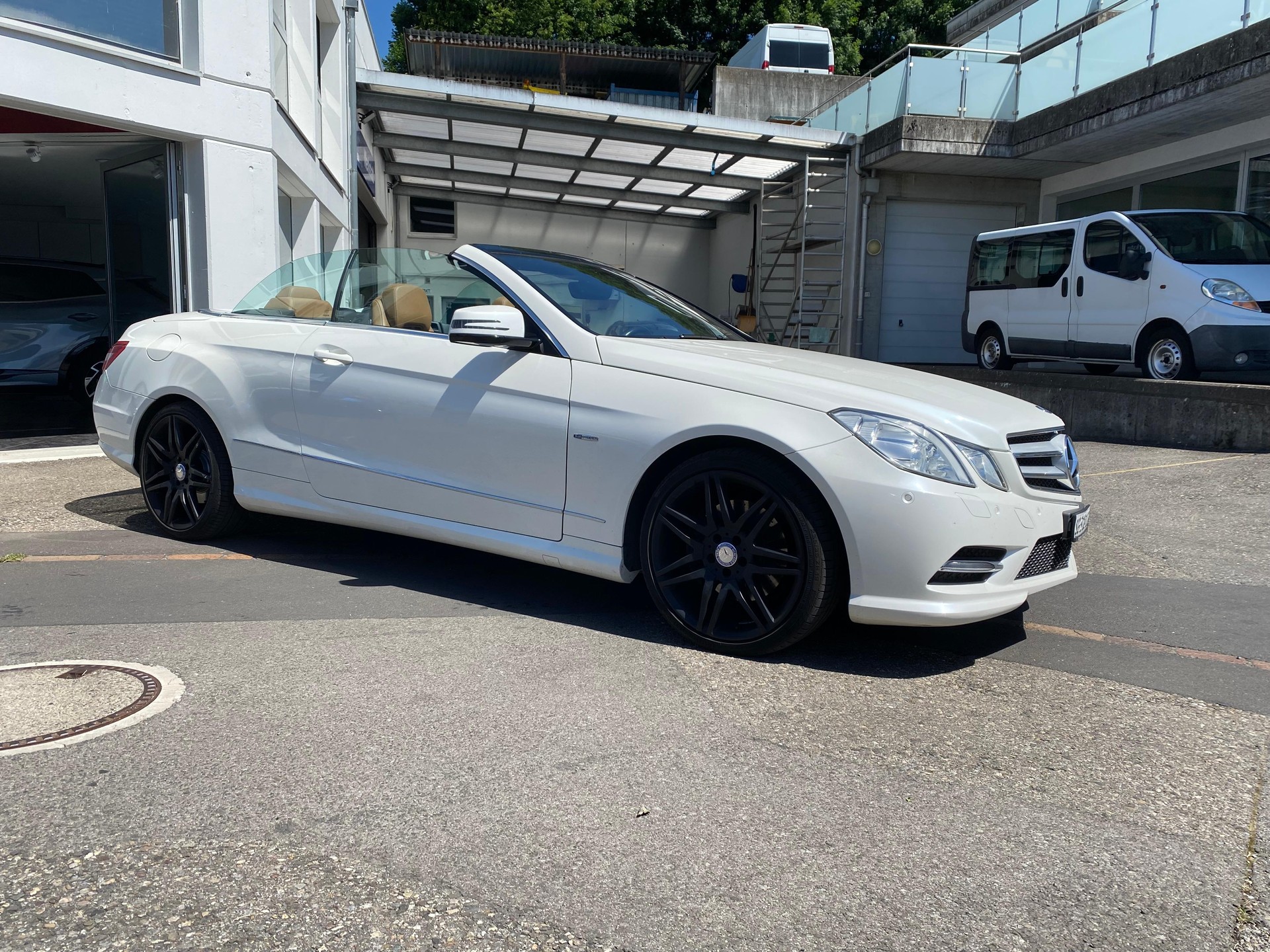 MERCEDES-BENZ E-Klasse A207 Cabriolet E 300 BlueEF Elegance-image-2