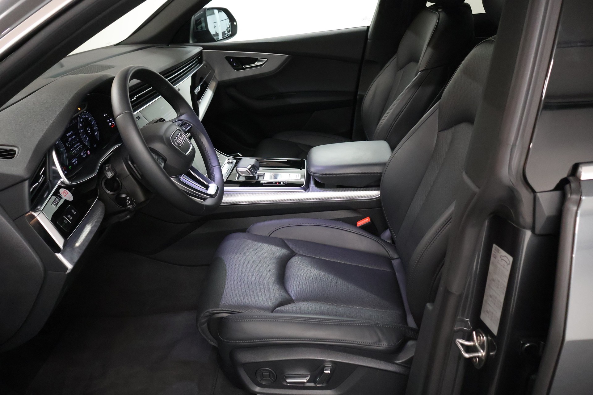 AUDI Q8 55 TFSI e quattro PHEV tiptronic-image-9