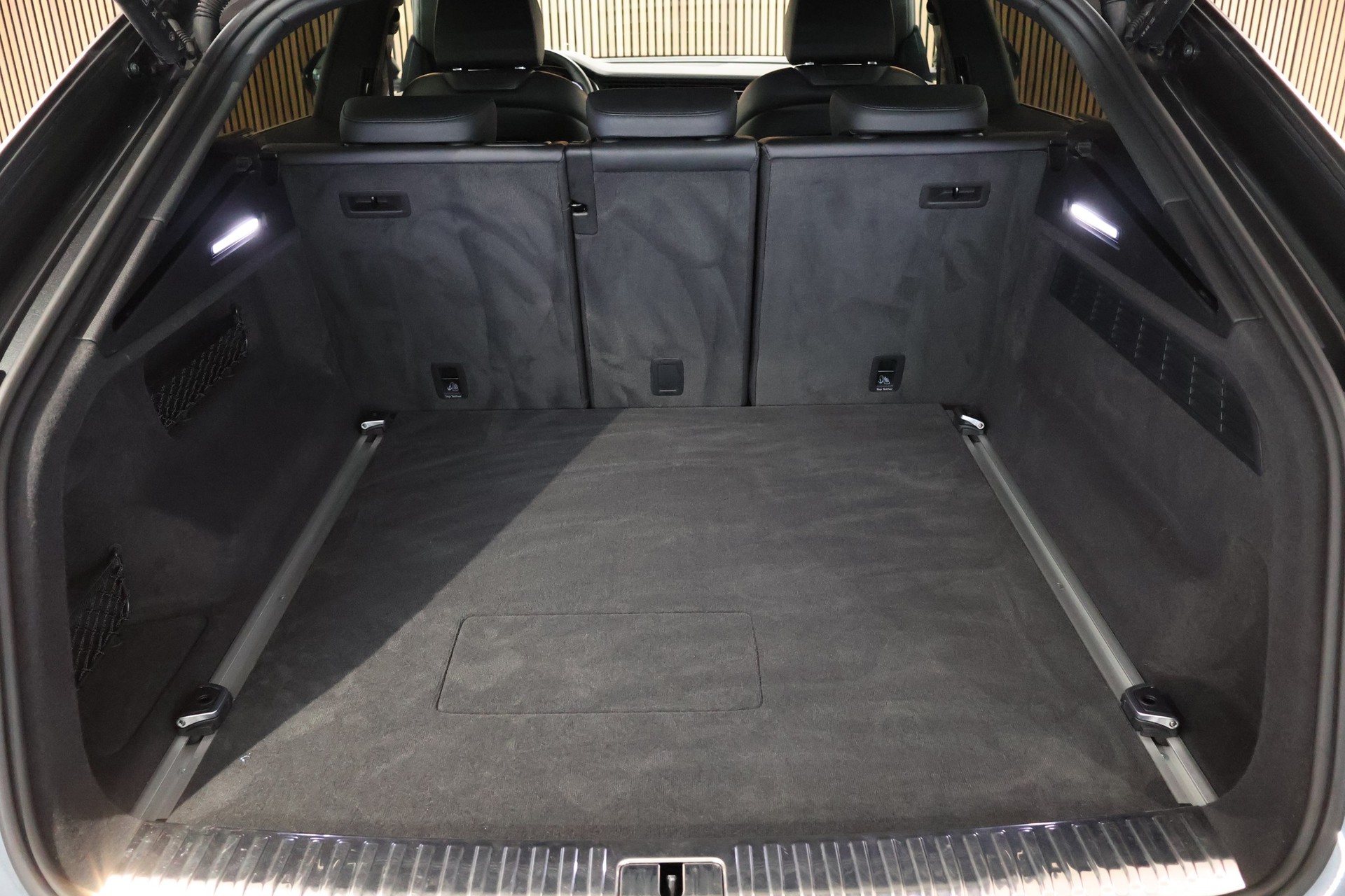 AUDI Q8 55 TFSI e quattro PHEV tiptronic-image-11