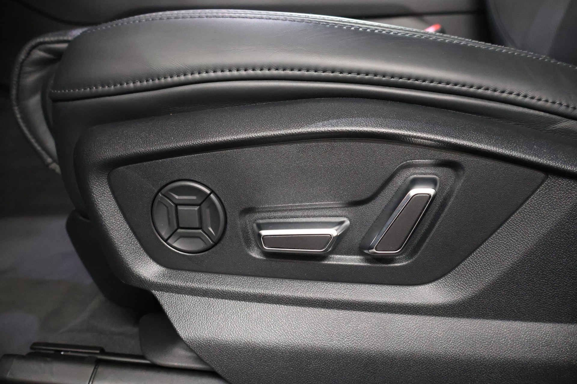 AUDI Q8 55 TFSI e quattro PHEV tiptronic-image-25