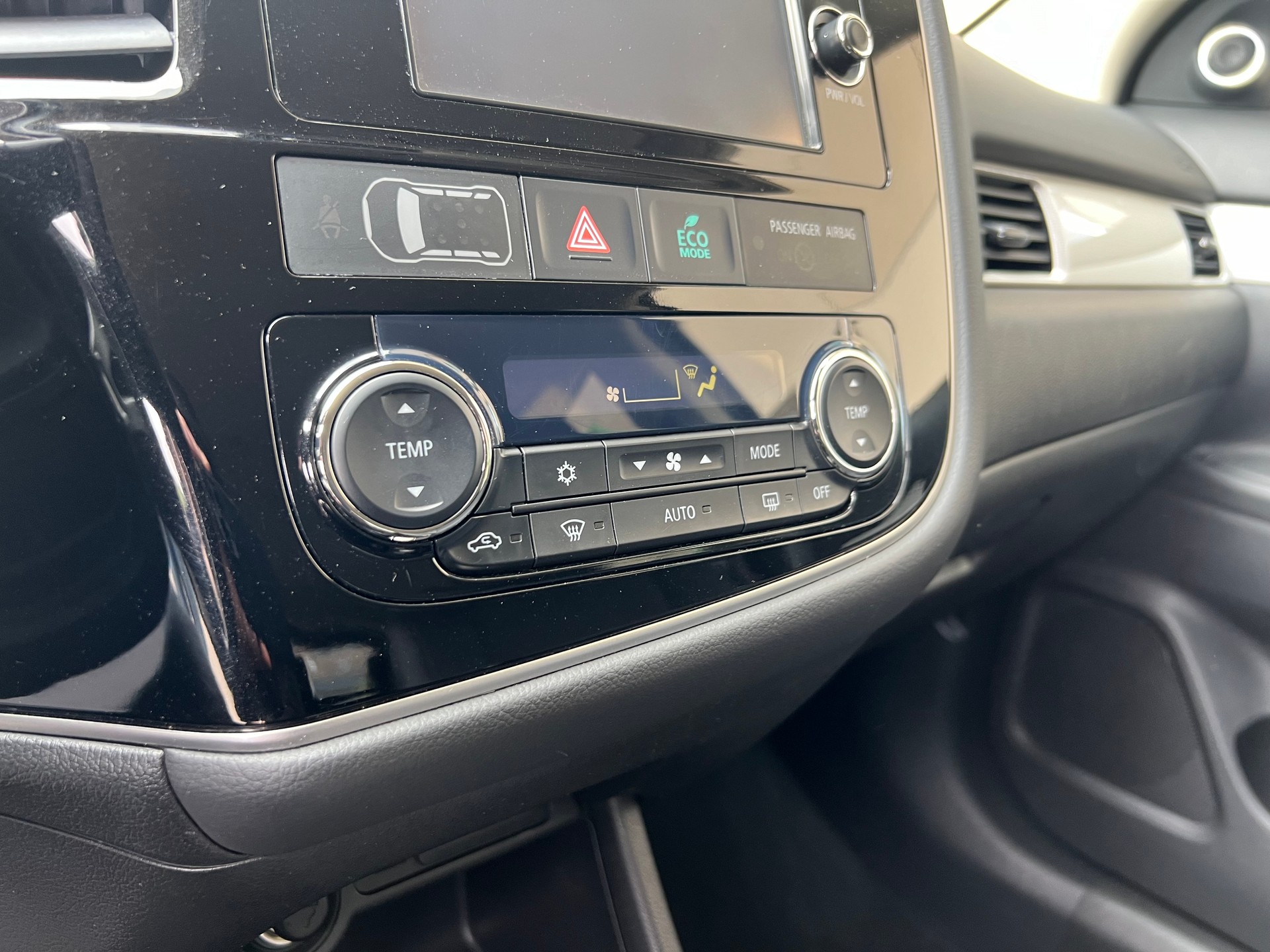 MITSUBISHI Outlander 2.0 PHEV Intense-image-16