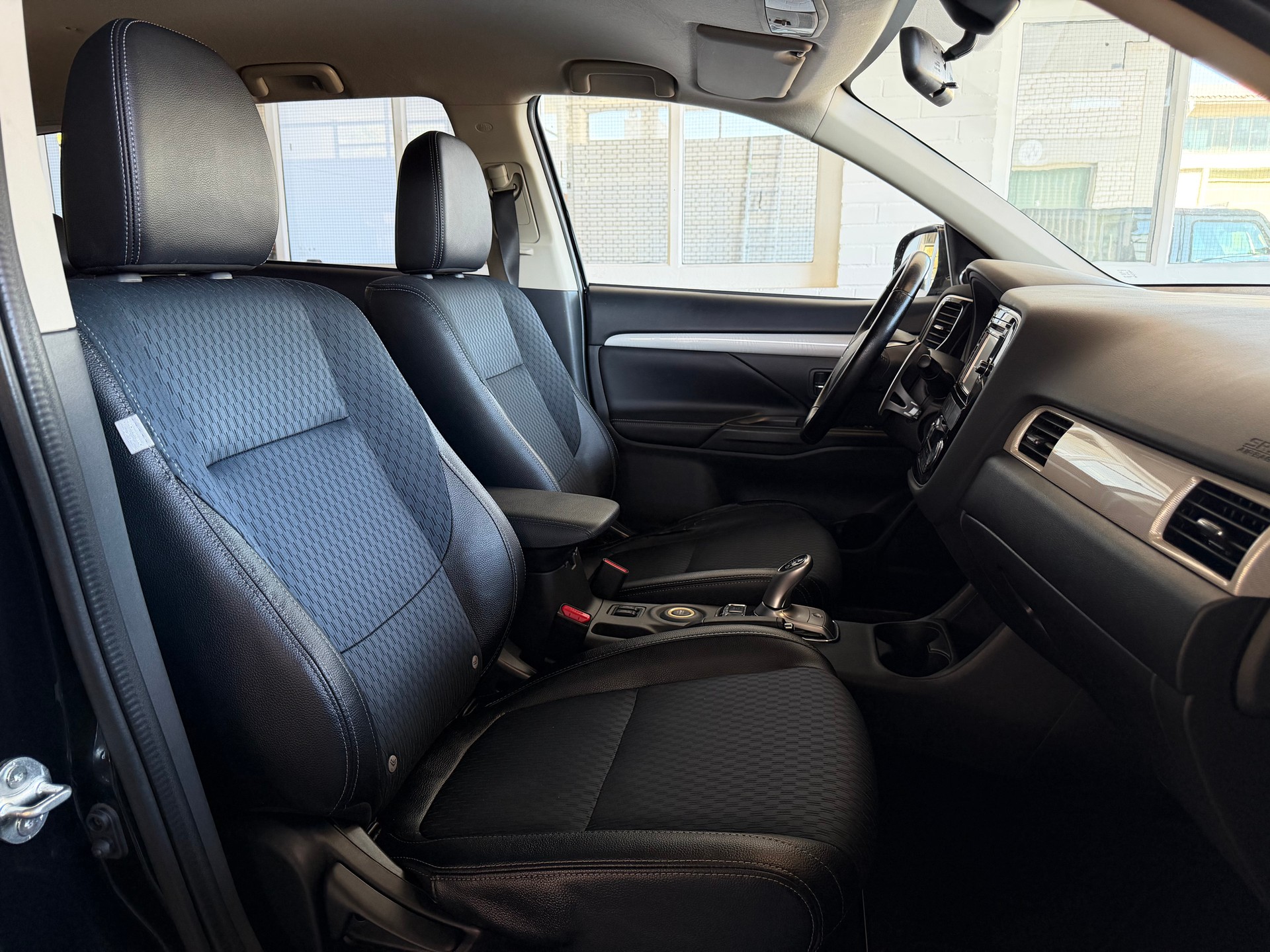 MITSUBISHI Outlander 2.0 PHEV Intense-image-7