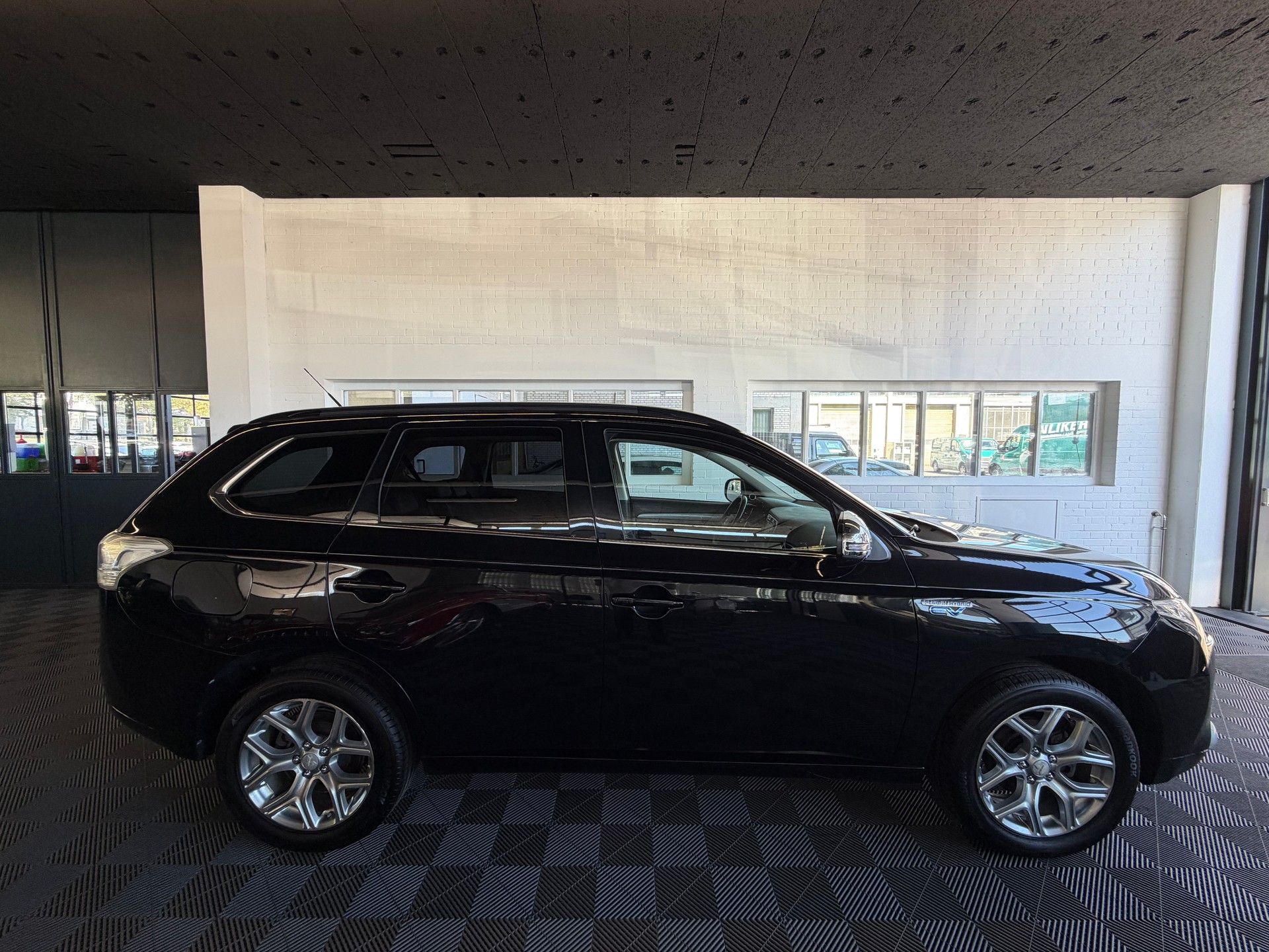 MITSUBISHI Outlander 2.0 PHEV Intense-image-1