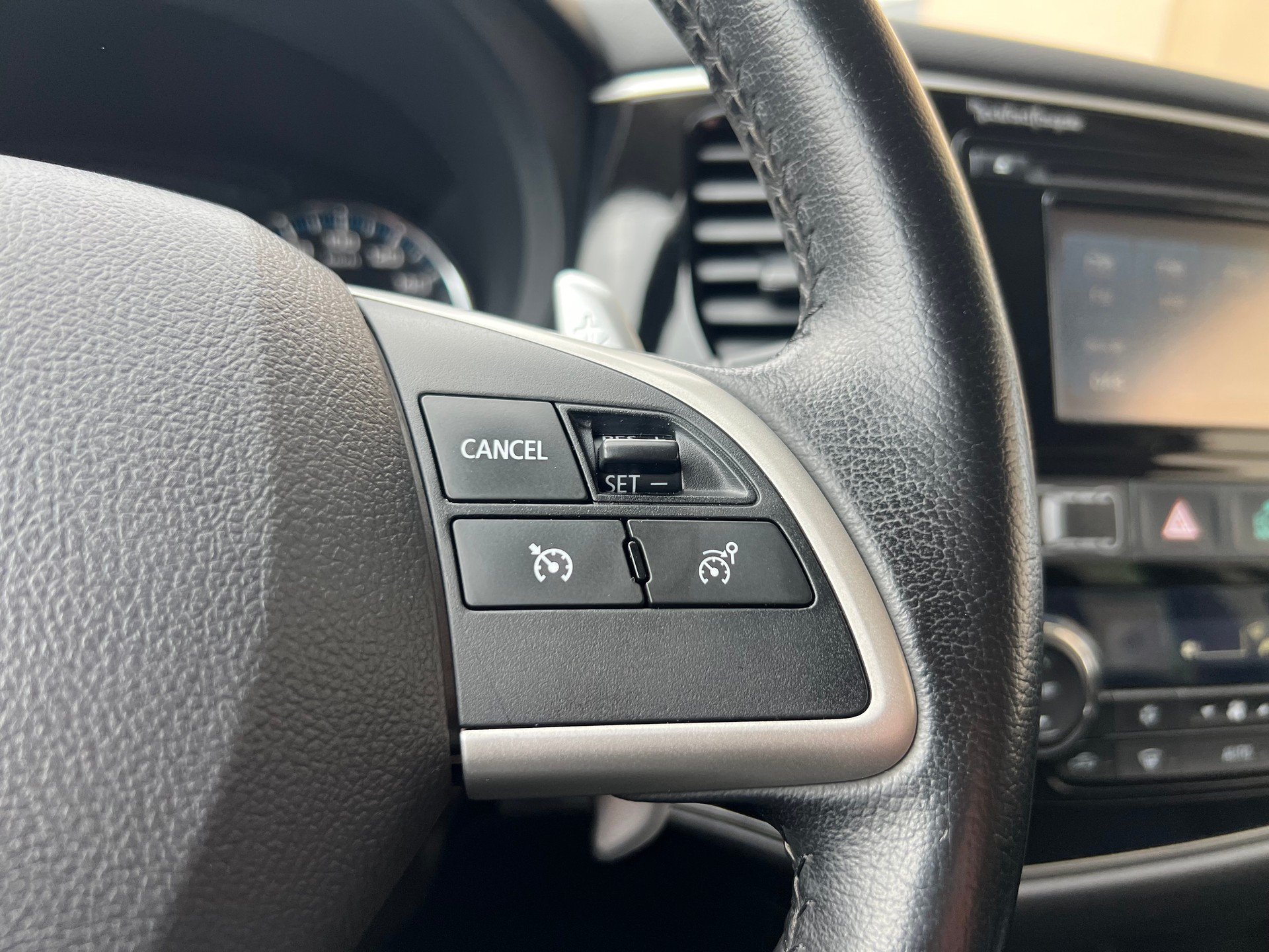 MITSUBISHI Outlander 2.0 PHEV Intense-image-19
