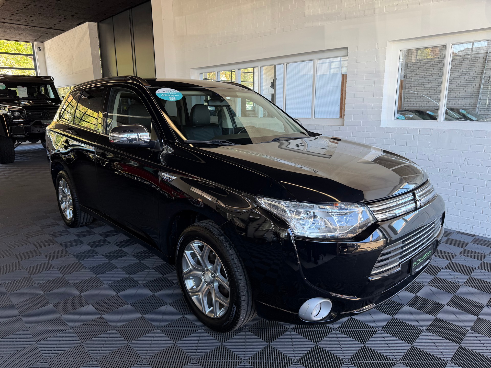 MITSUBISHI Outlander 2.0 PHEV Intense-image-0