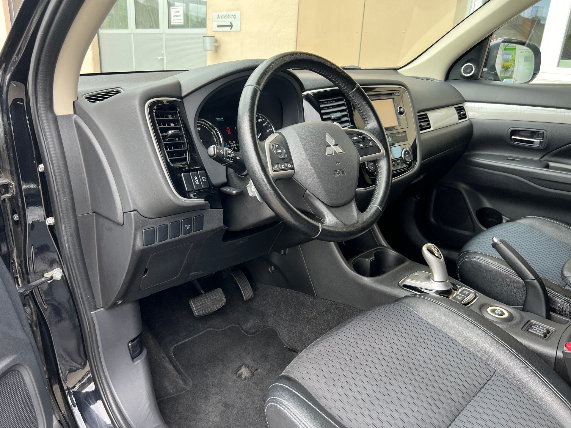 MITSUBISHI Outlander 2.0 PHEV Intense-image-11