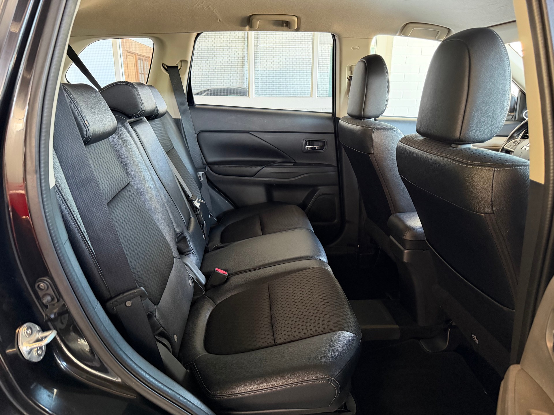 MITSUBISHI Outlander 2.0 PHEV Intense-image-8