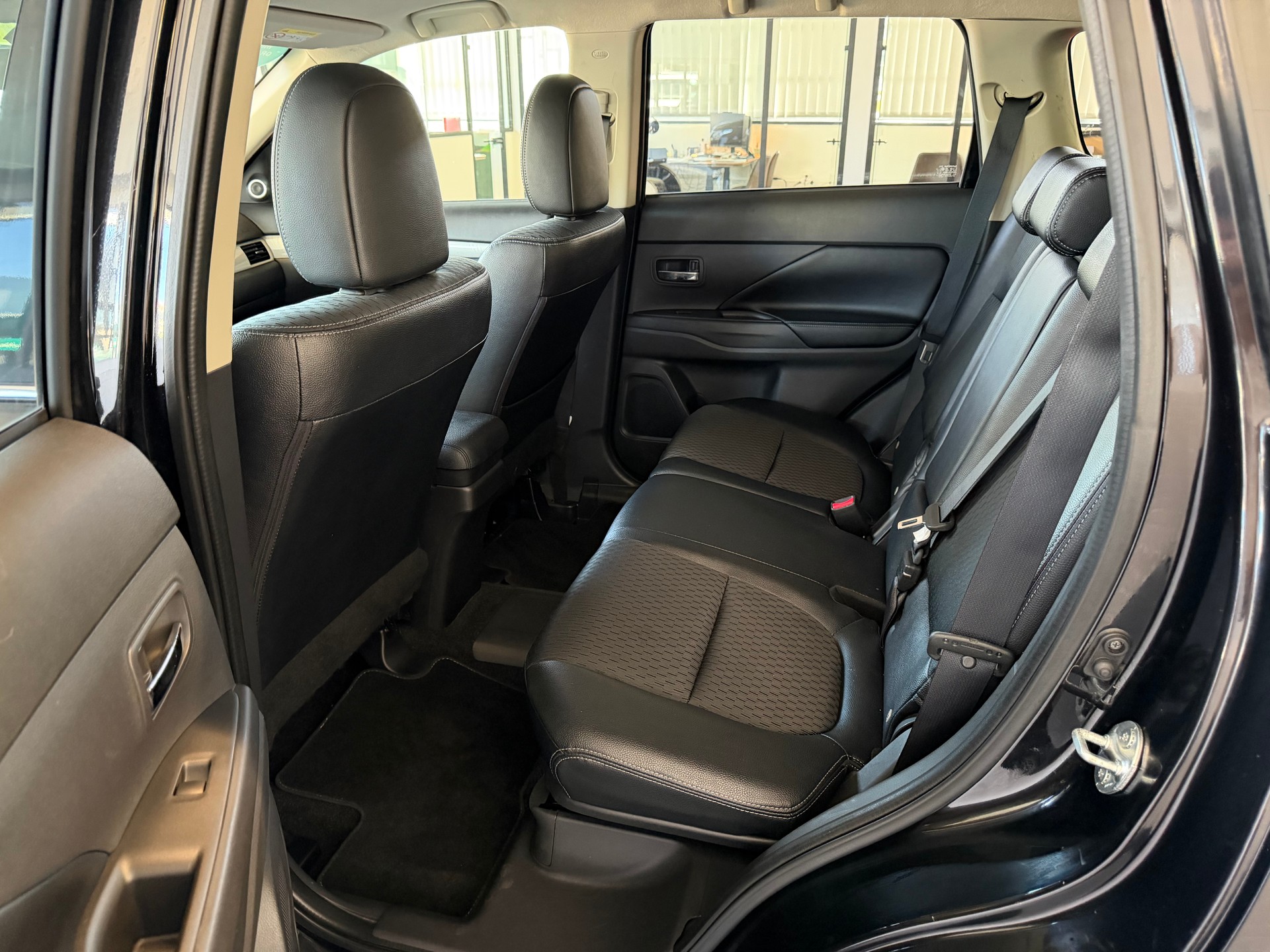 MITSUBISHI Outlander 2.0 PHEV Intense-image-10