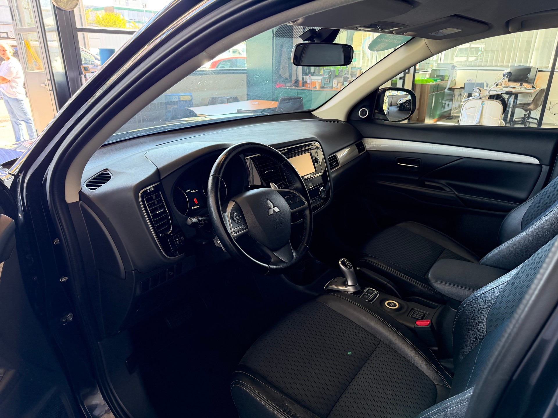 MITSUBISHI Outlander 2.0 PHEV Intense-image-11