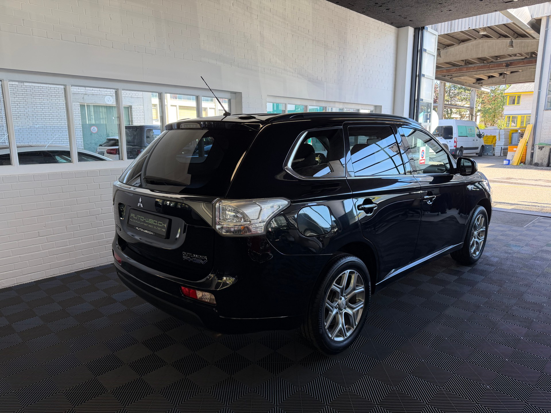 MITSUBISHI Outlander 2.0 PHEV Intense-image-2