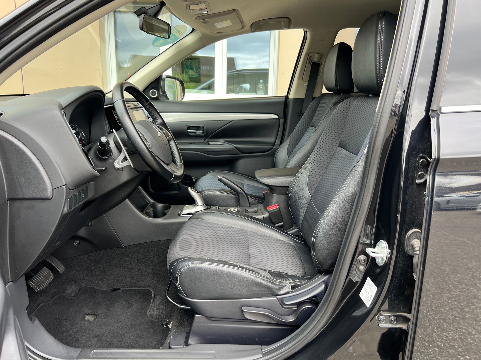 MITSUBISHI Outlander 2.0 PHEV Intense-image-10