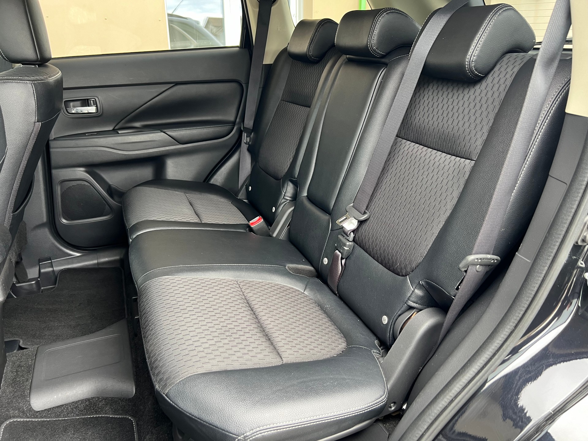 MITSUBISHI Outlander 2.0 PHEV Intense-image-21