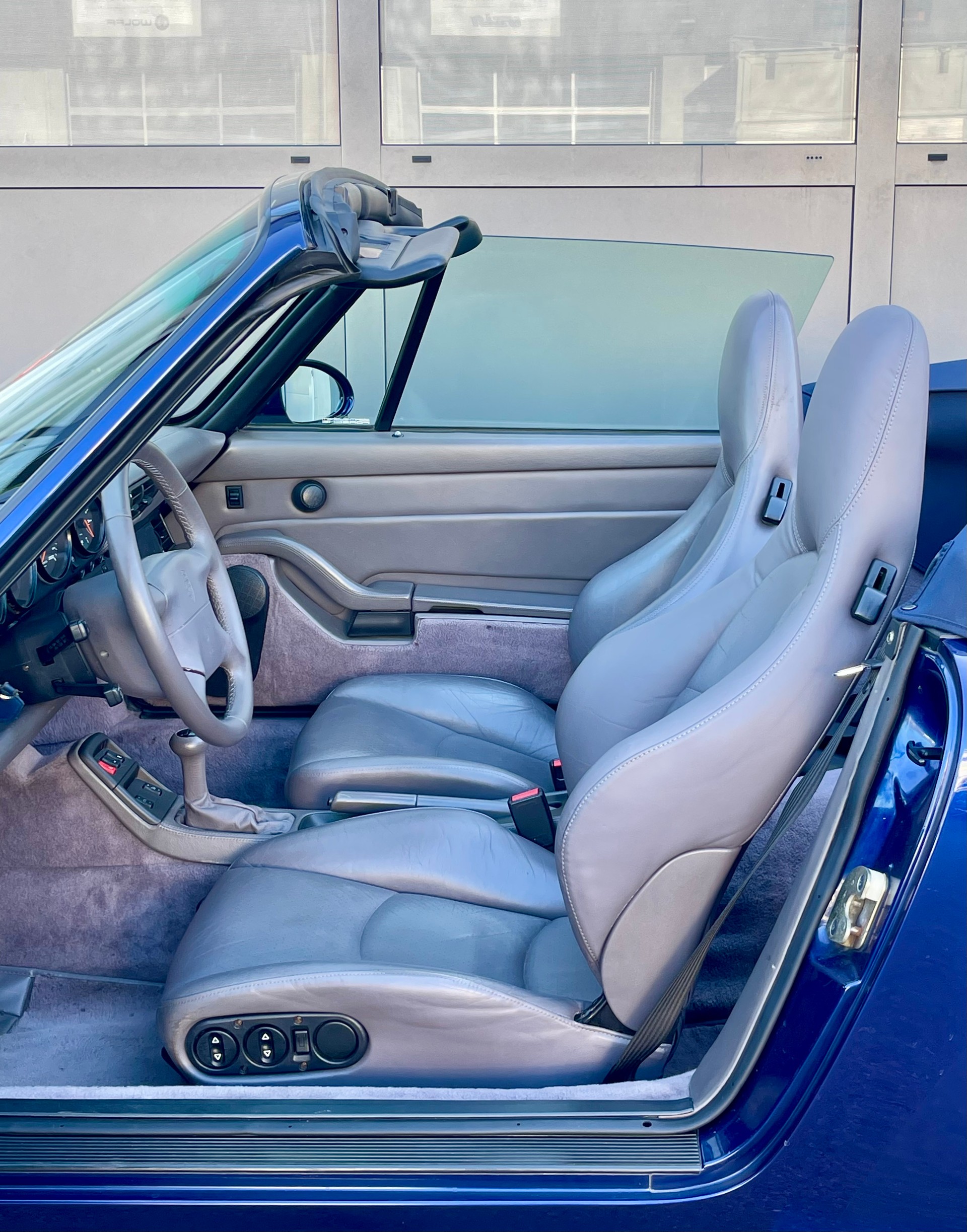 PORSCHE 911 Carrera Cabrio-image-4
