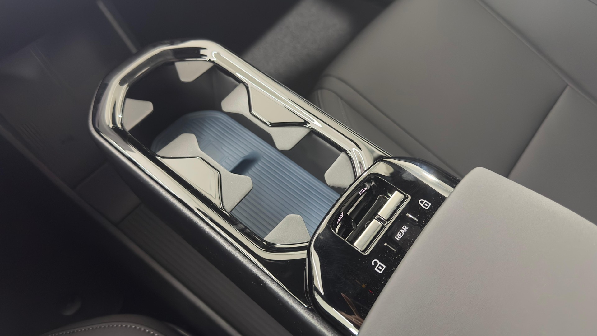 VOLVO EX 30 E60 Core-image-9