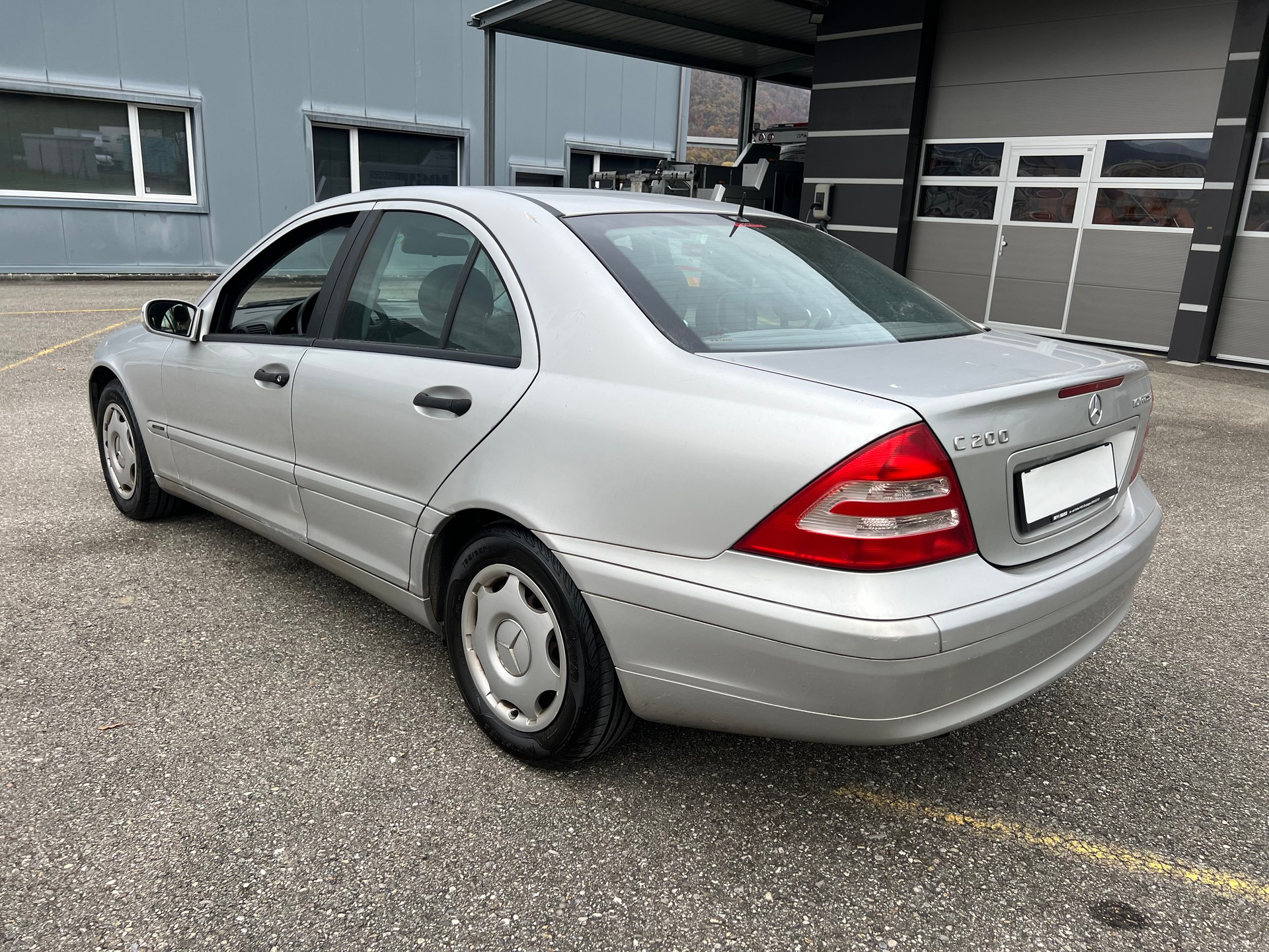 MERCEDES-BENZ C 180 Kompressor Classic. KM 159`000. 6 GANG SCHALTER. SERVICEGEPFLEGT. AB PLATZ 1800.--showroom-element-2