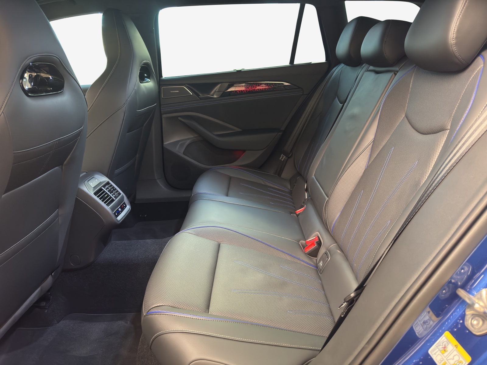 VW Passat Variant 1.5 TSI evo2 Plug-In- Hybrid R-Line DSG-image-11