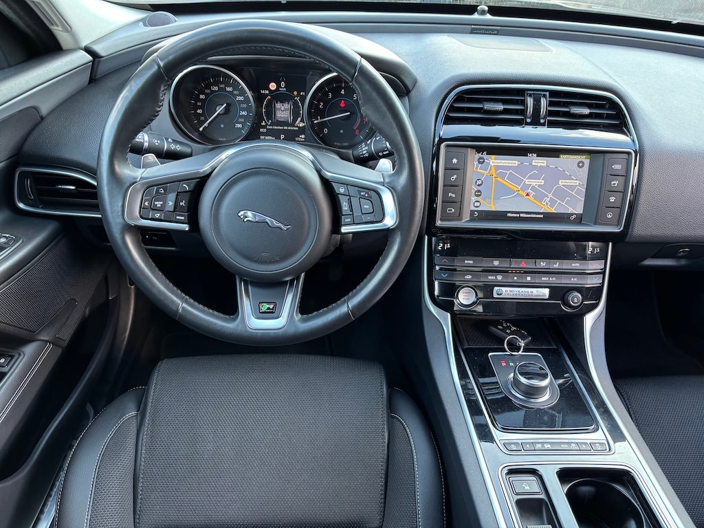 JAGUAR XE 20t 2.0 R-Sport Automatic-image-8