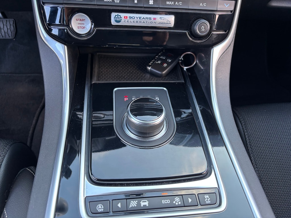 JAGUAR XE 20t 2.0 R-Sport Automatic-image-10