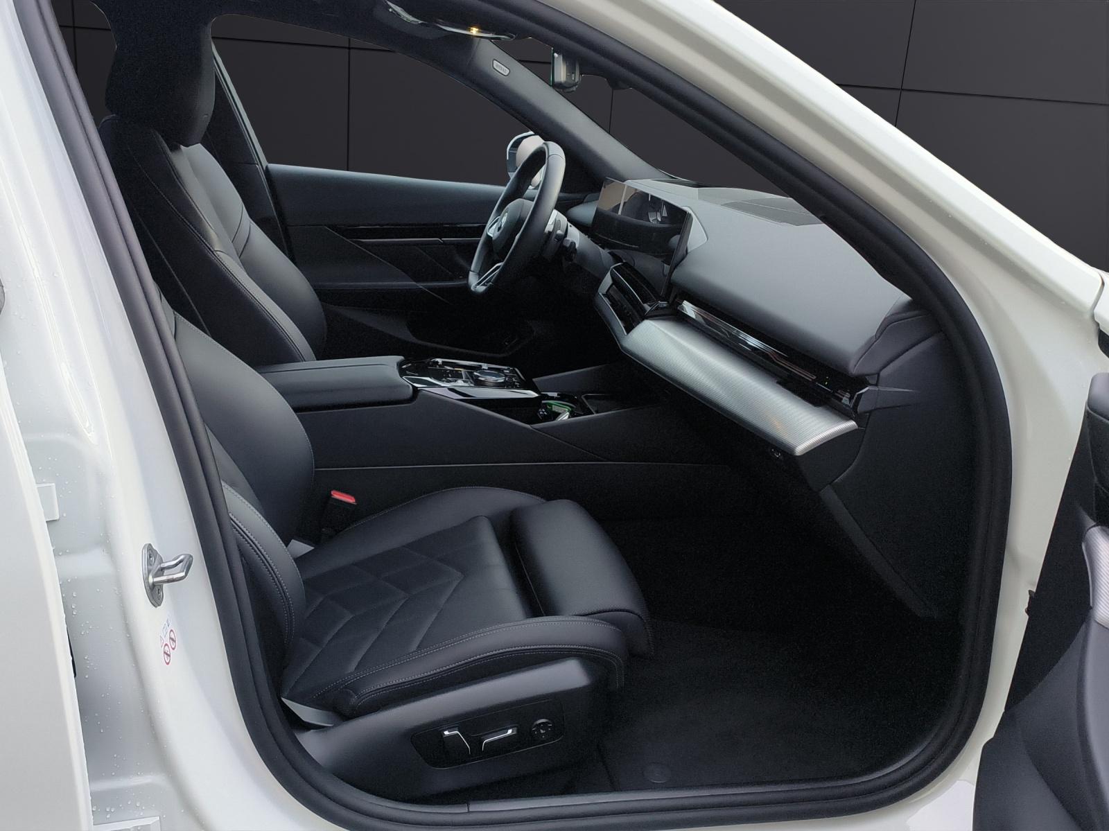 BMW 520d xDrive Touring-image-15